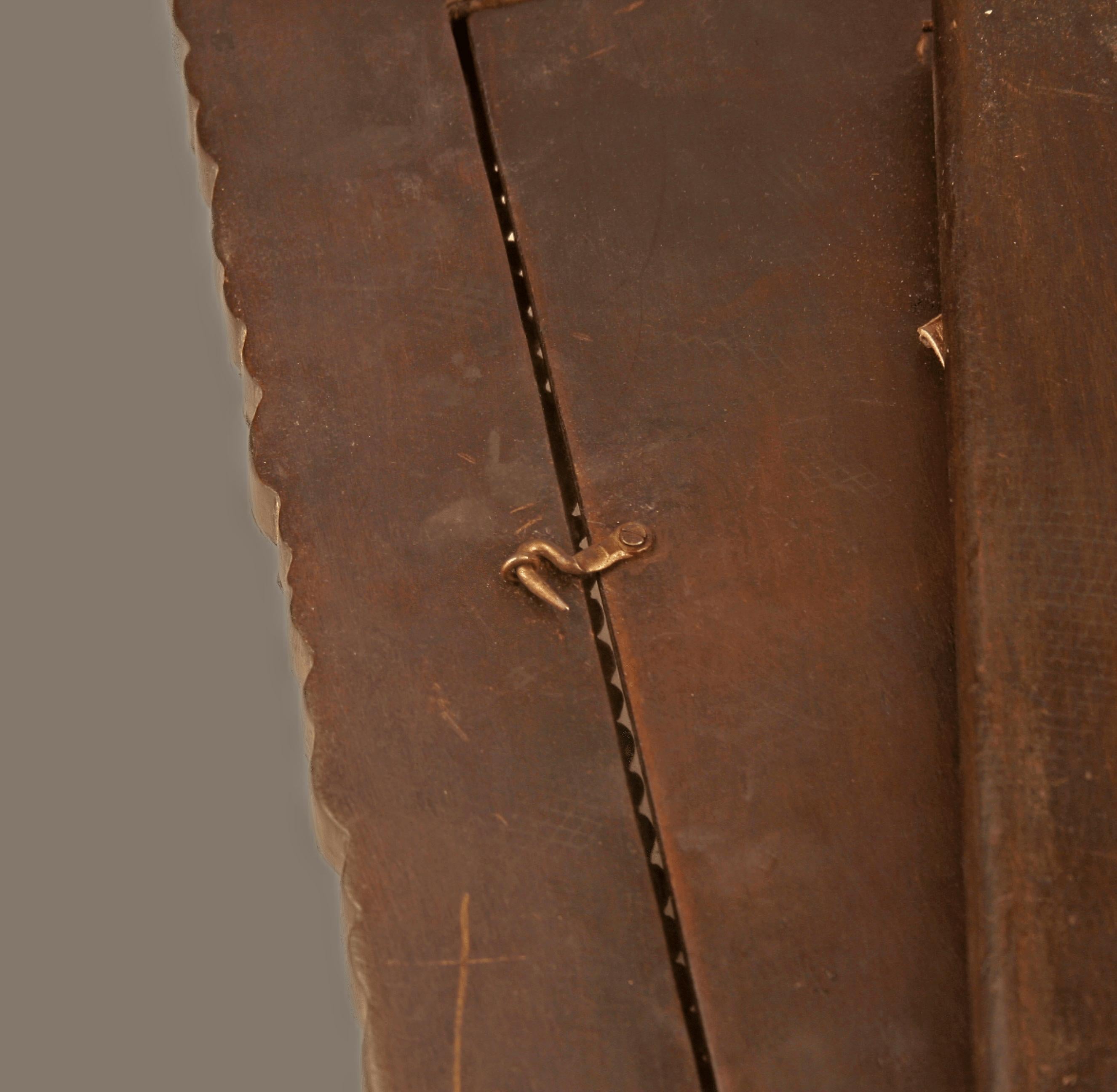 Circa 1900 Marco neoclásico de madera con placa frontal de metal plateado repujado en venta 1