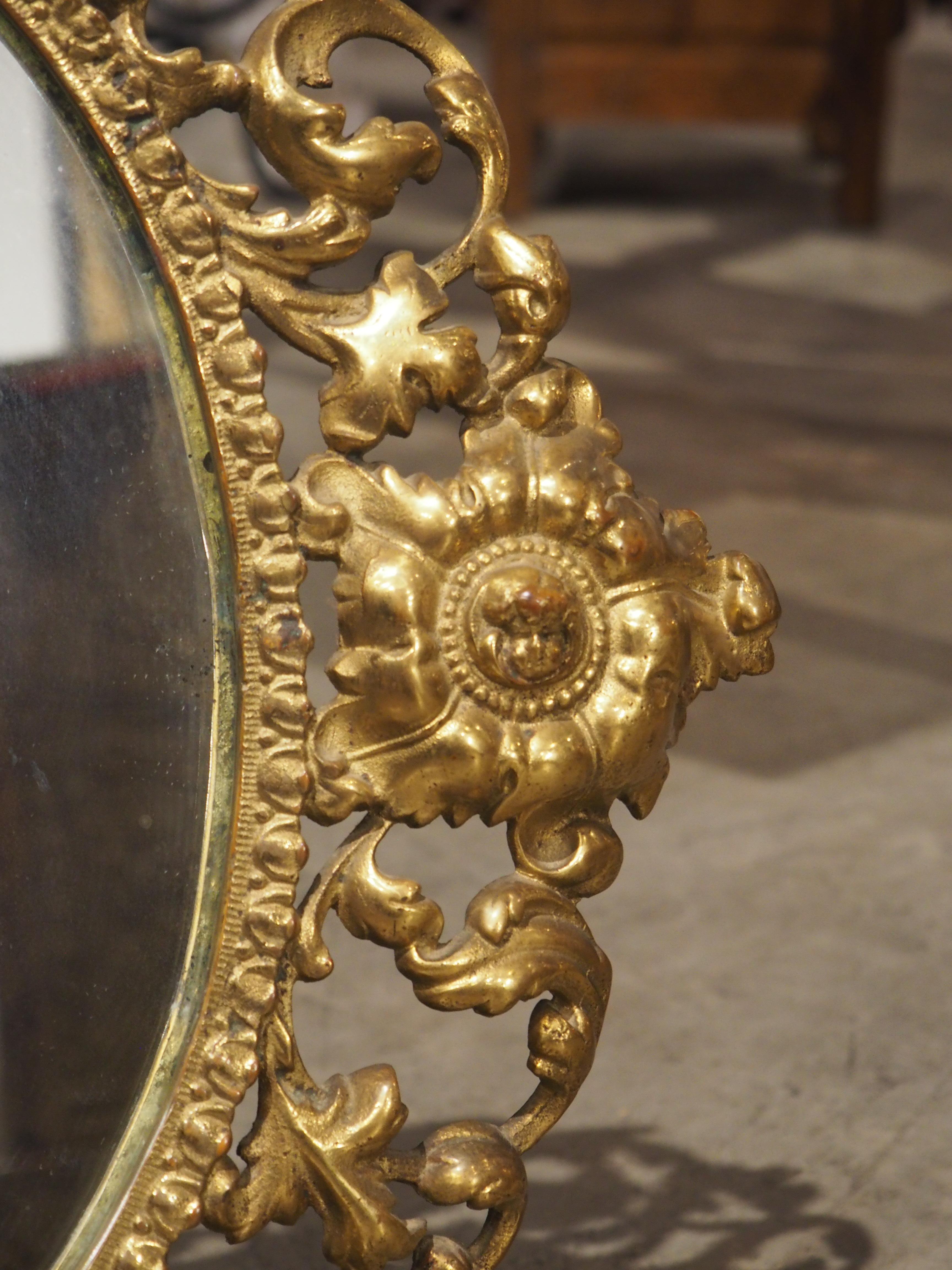 Ovaler Tischspiegel aus vergoldeter Bronze aus Italien, um 1900 im Zustand „Gut“ im Angebot in Dallas, TX