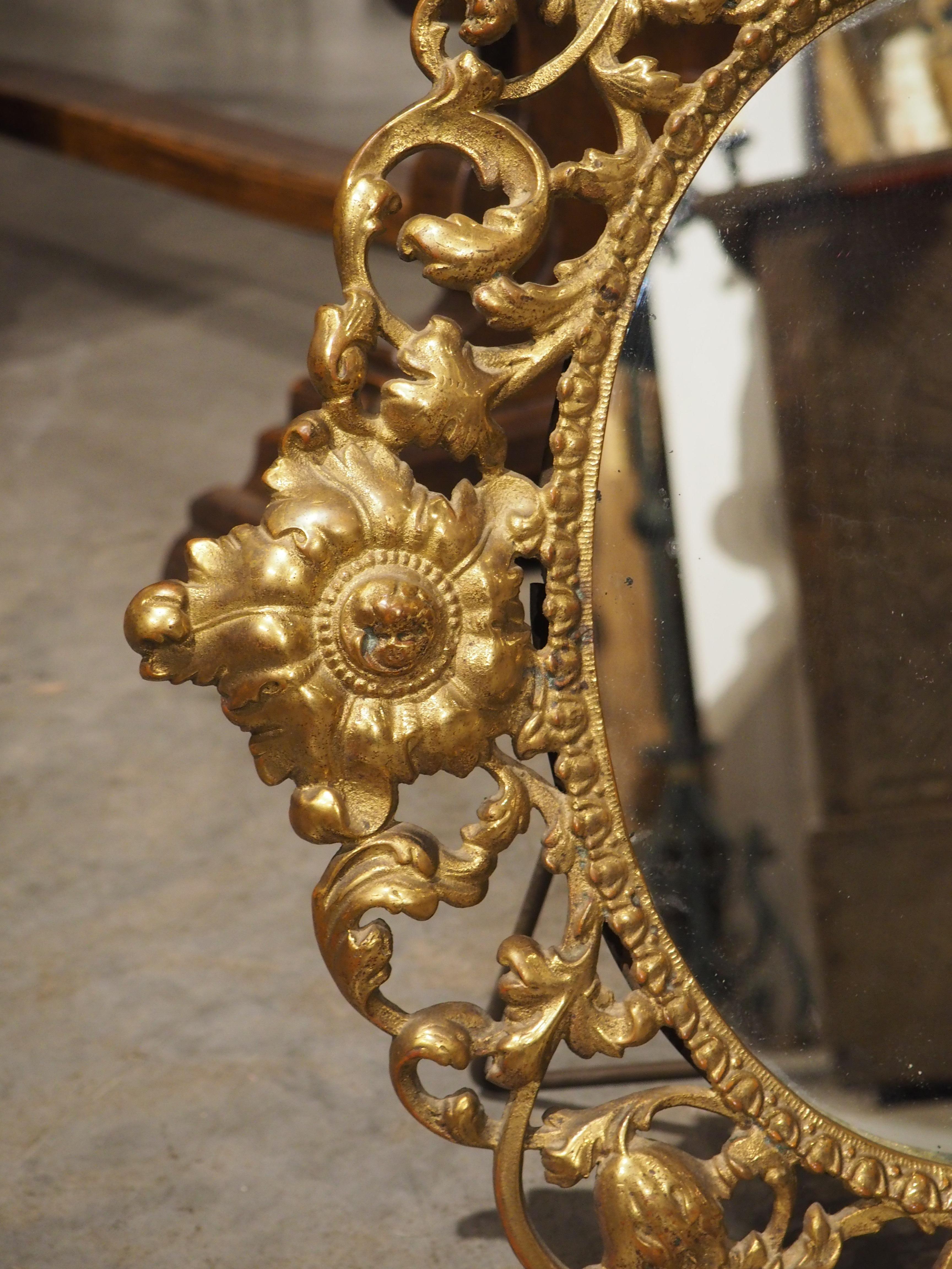 Ovaler Tischspiegel aus vergoldeter Bronze aus Italien, um 1900 (Metall) im Angebot