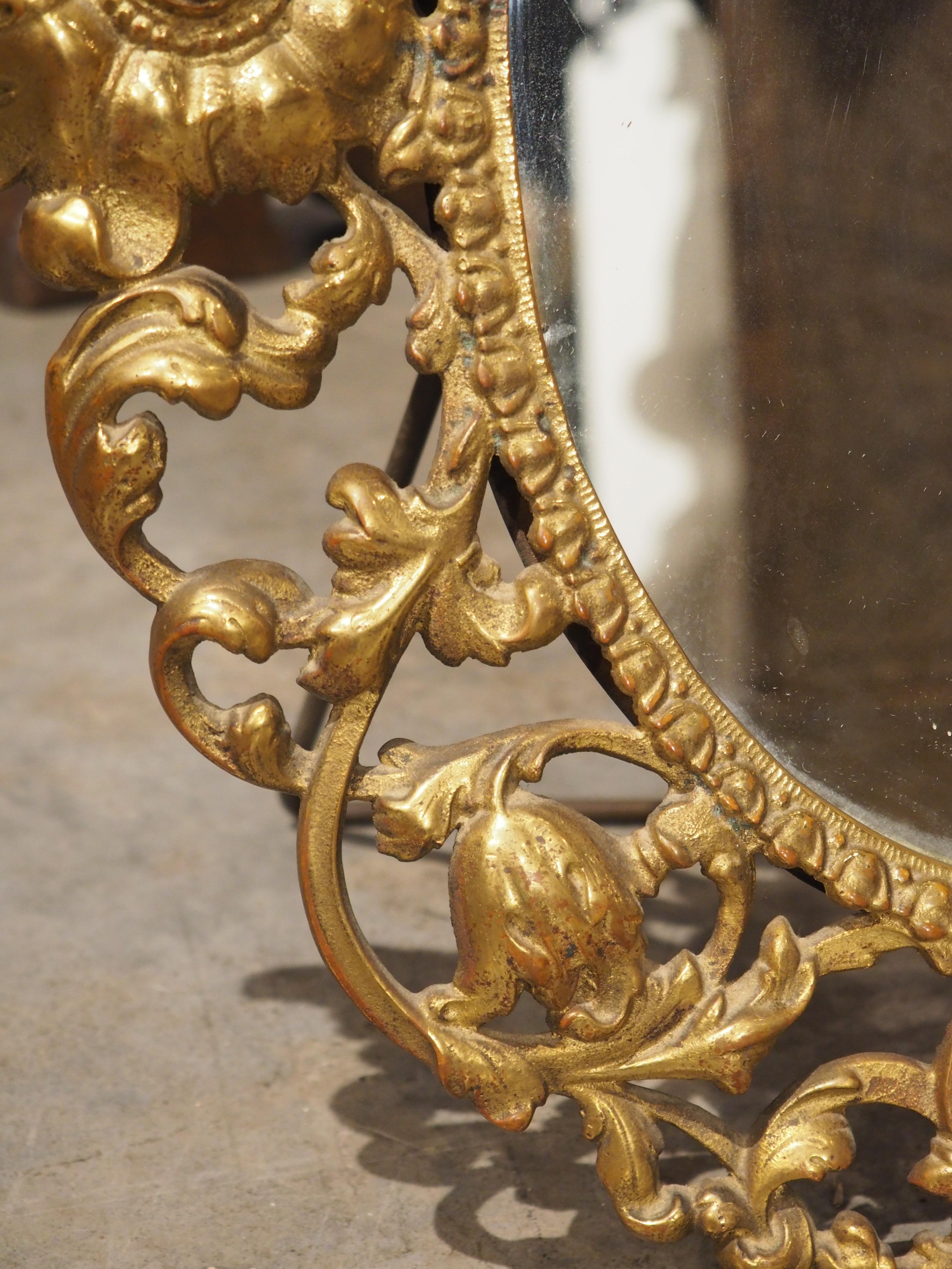 Ovaler Tischspiegel aus vergoldeter Bronze aus Italien, um 1900 im Angebot 1