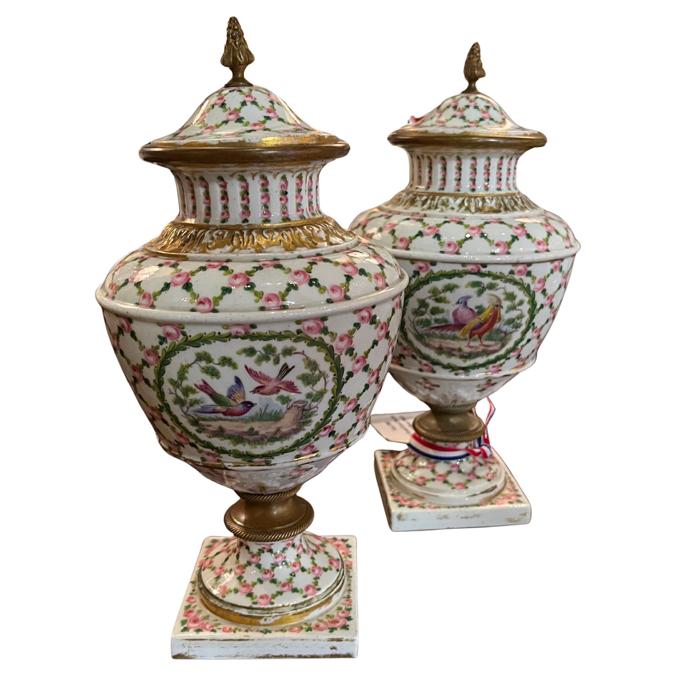 Coppia di urne in porcellana Sèvres francese del 1900 circa con supporti in bronzo in vendita