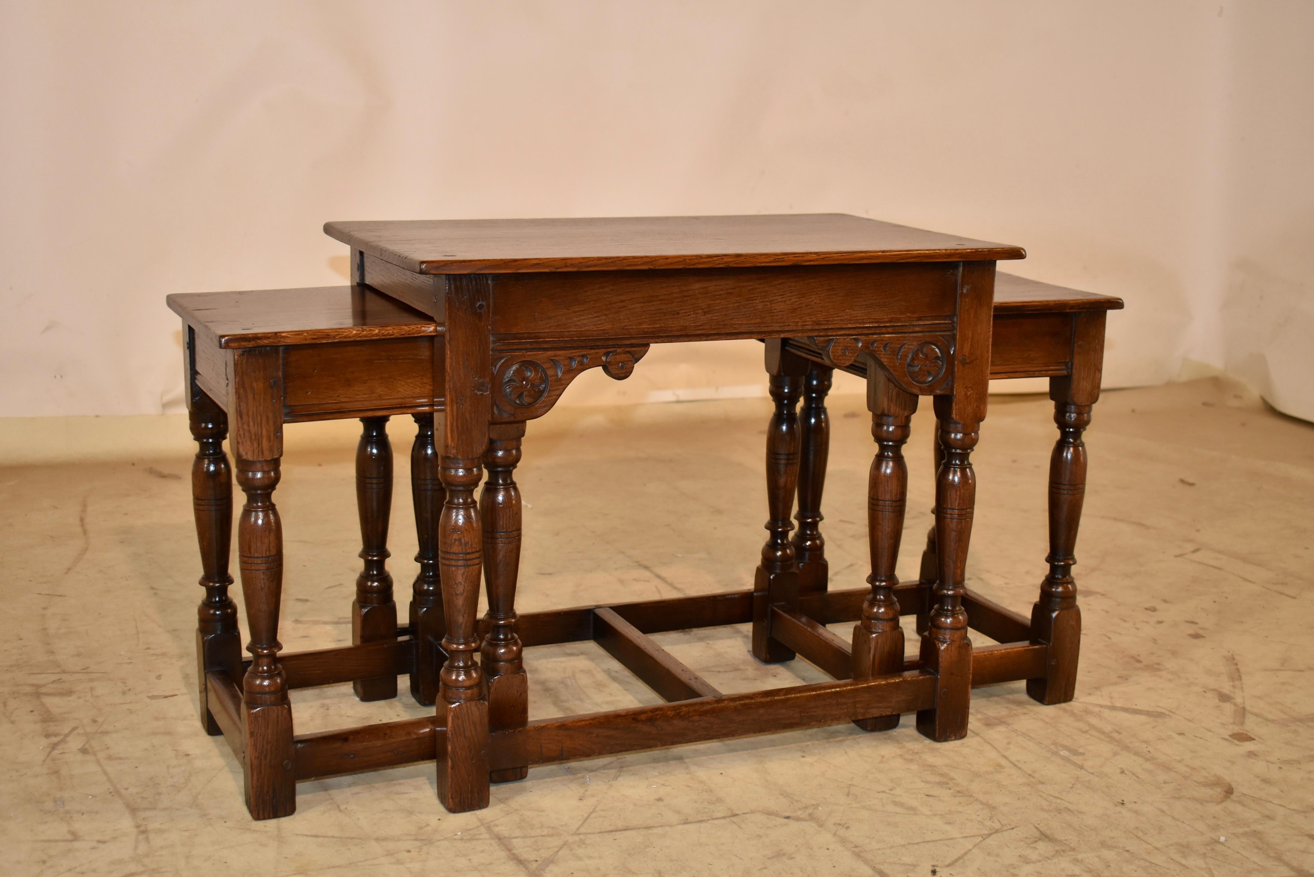 Circa 1900 Set of Three Oak Nesting Tables In Good Condition For Sale In High Point, NC