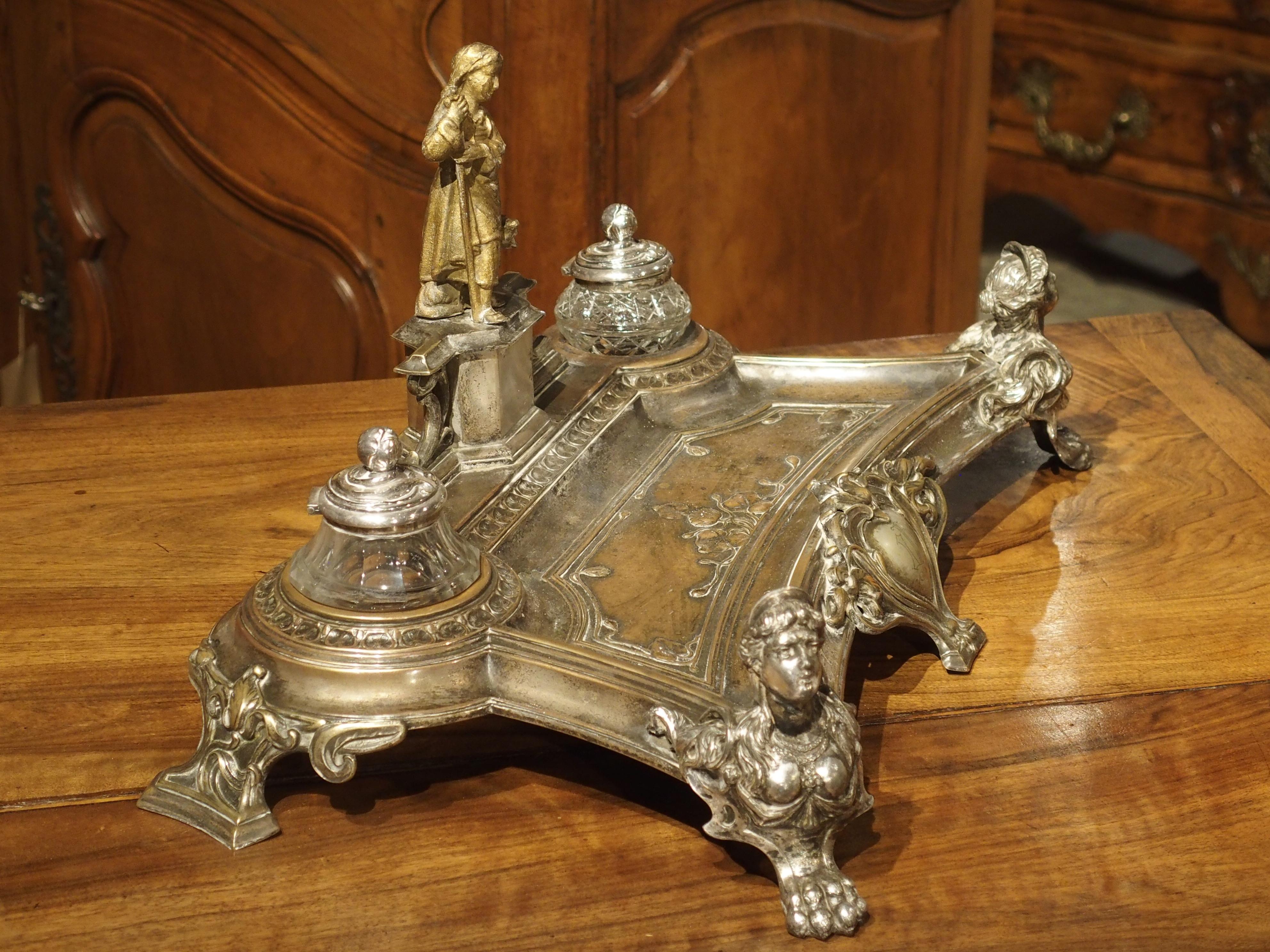 Enciclopedia in ottone argentato e dorato con pastorella e monogramma, circa 1900 In condizioni buone in vendita a Dallas, TX
