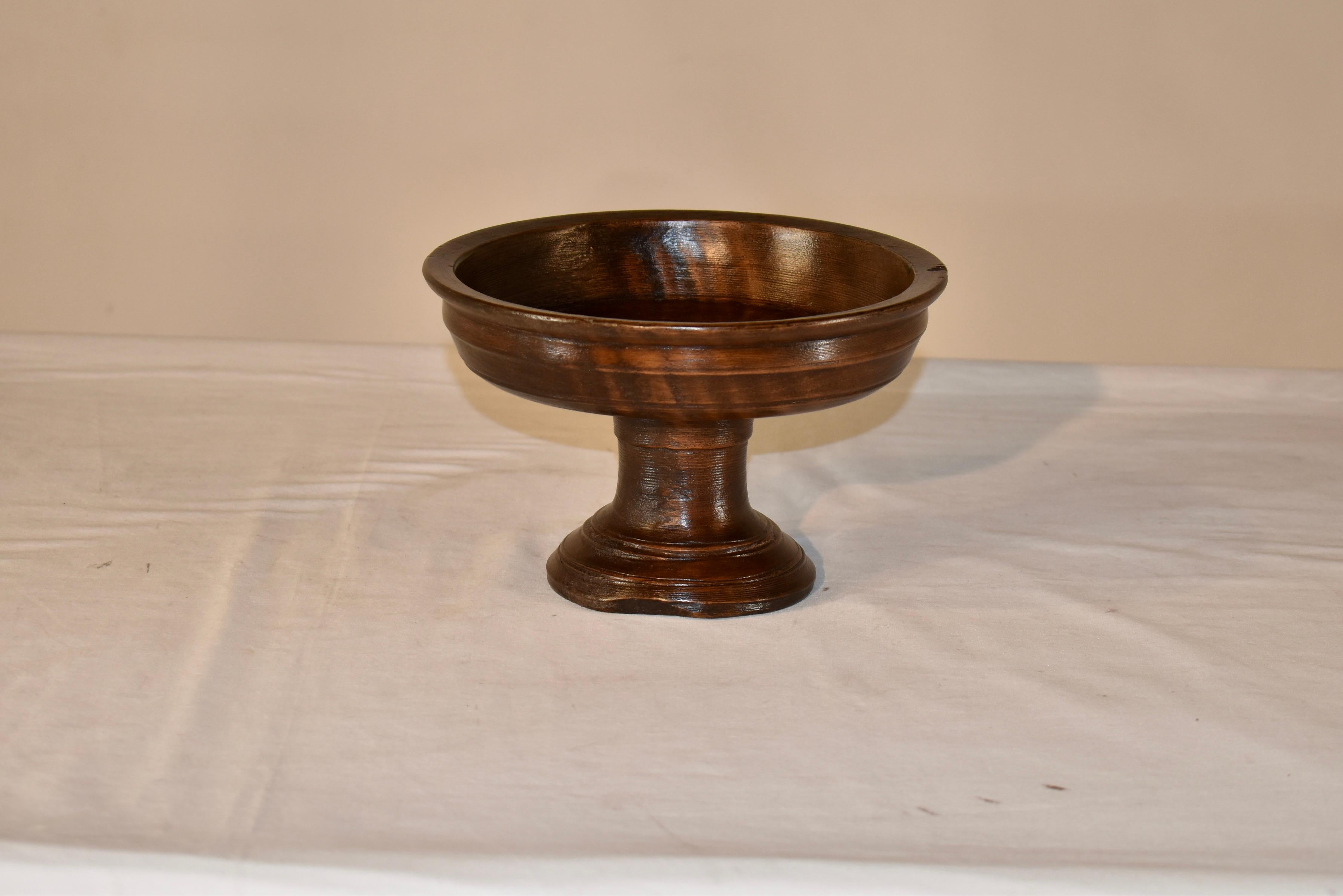 Ciotola con piedistallo primitiva del 1900, tornita a mano e proveniente dall'Africa.  Sembra essere stato tornito da un legno di frutta e presenta un'eccellente patina e usura.  Un accessorio di grande effetto per qualsiasi stanza della casa o
