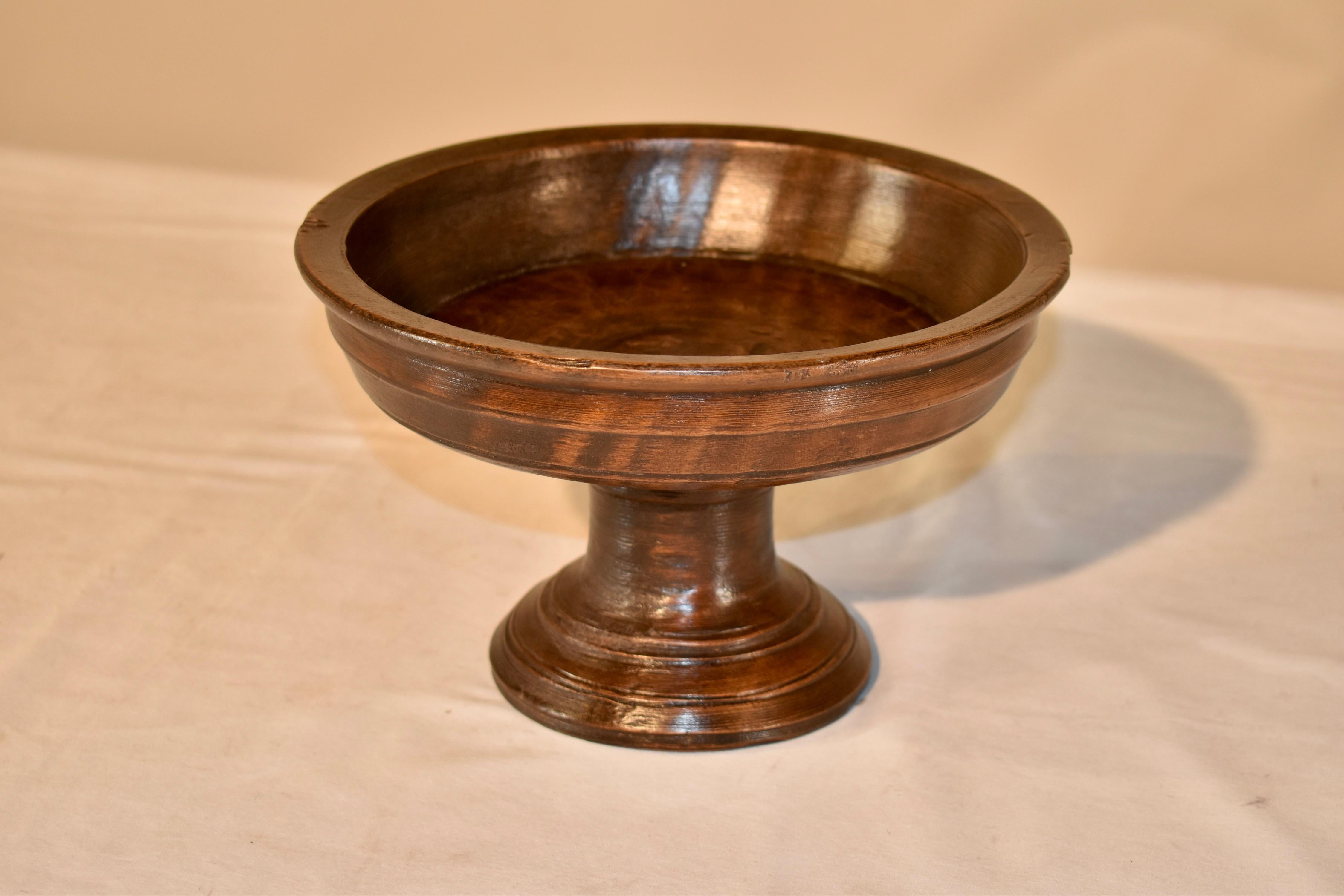 Inizio XX secolo Ciotola con piedistallo in legno tornito di CIRCA 1900 in vendita