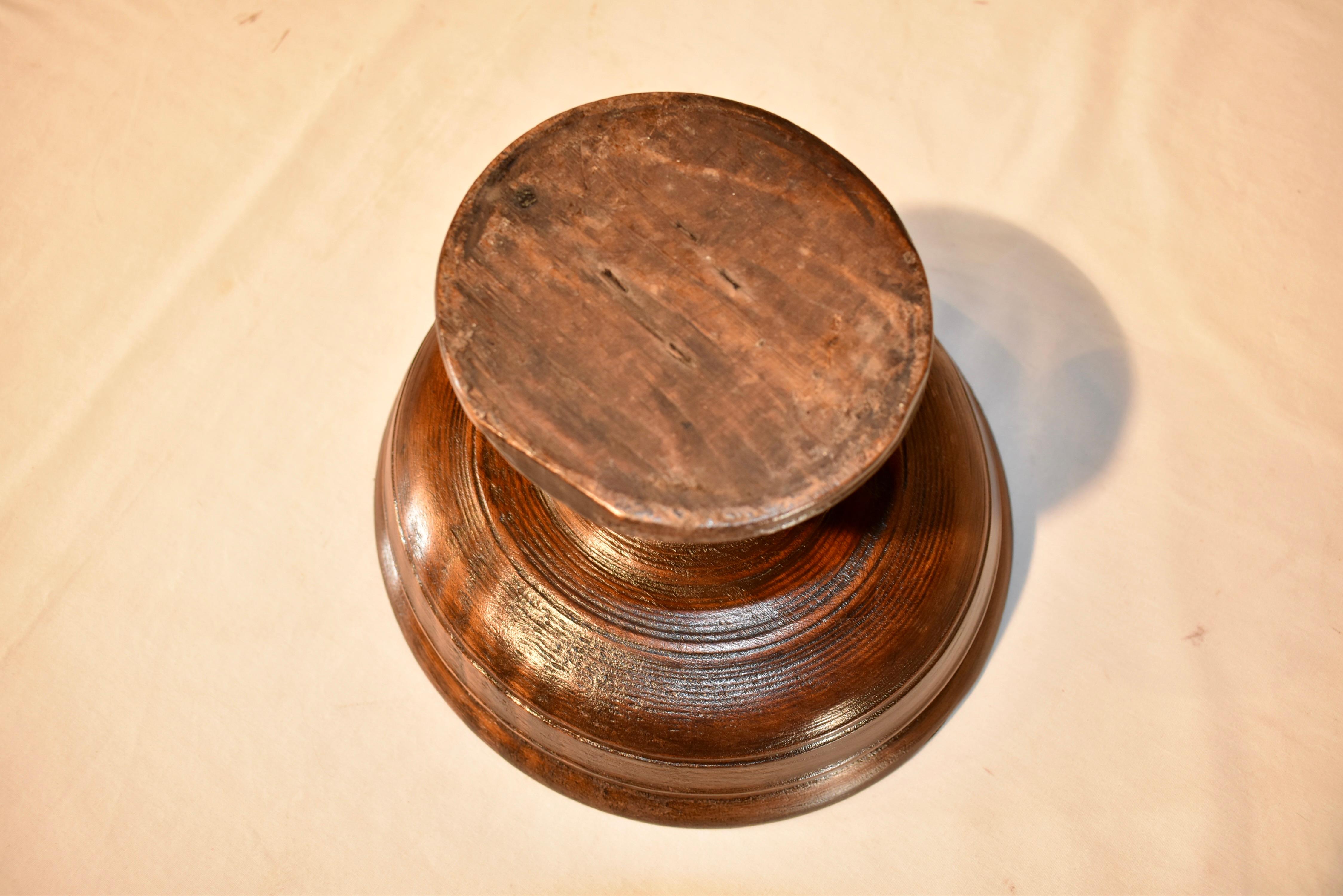 Ciotola con piedistallo in legno tornito di CIRCA 1900 in vendita 1