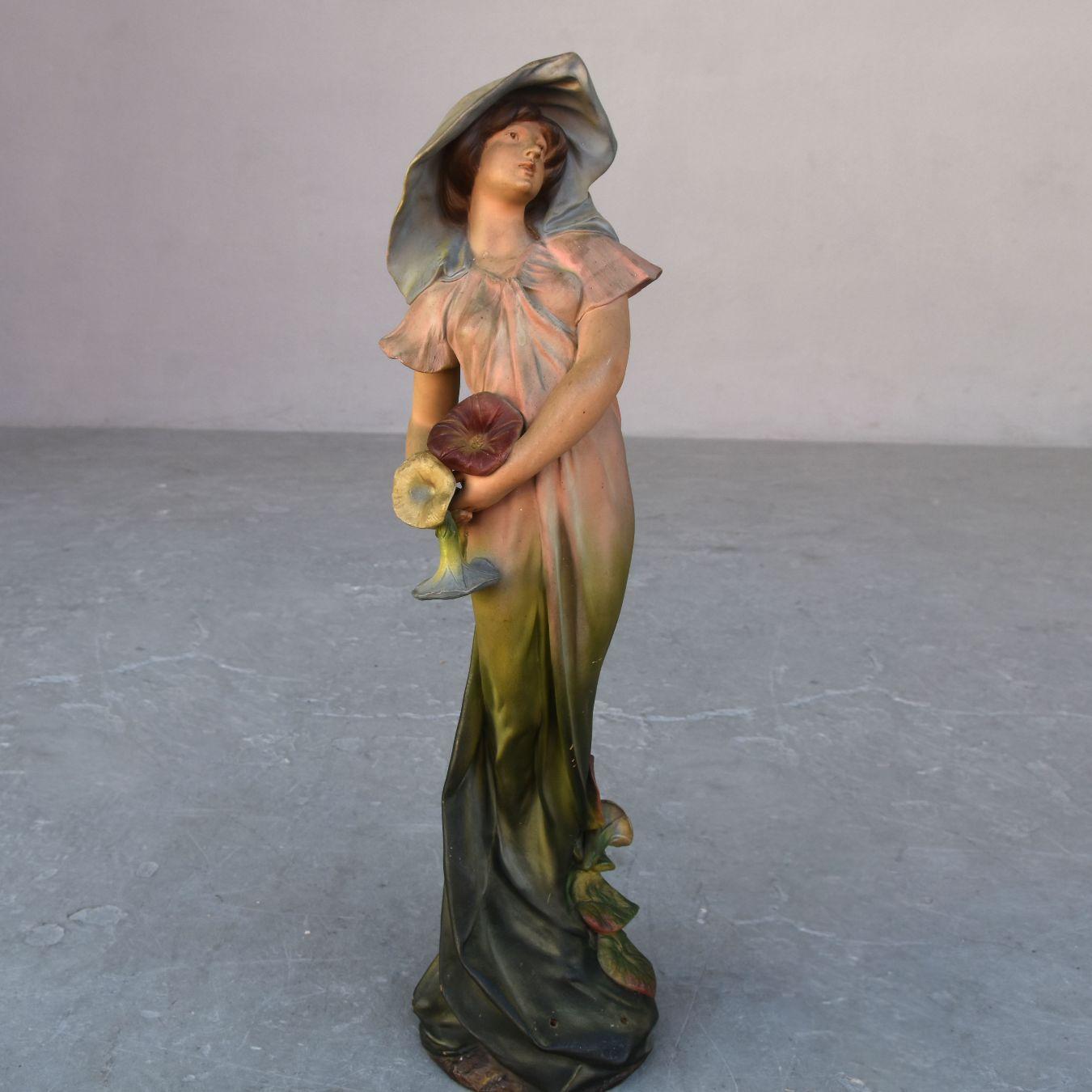 Estatuilla Art Nouveau violeta de terracota policromada, época 1900, de Luigi Vergnano.