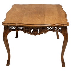 Table basse Louis XV en bois de noyer, richement décorée, datant d'environ 1900, provenant de Liège