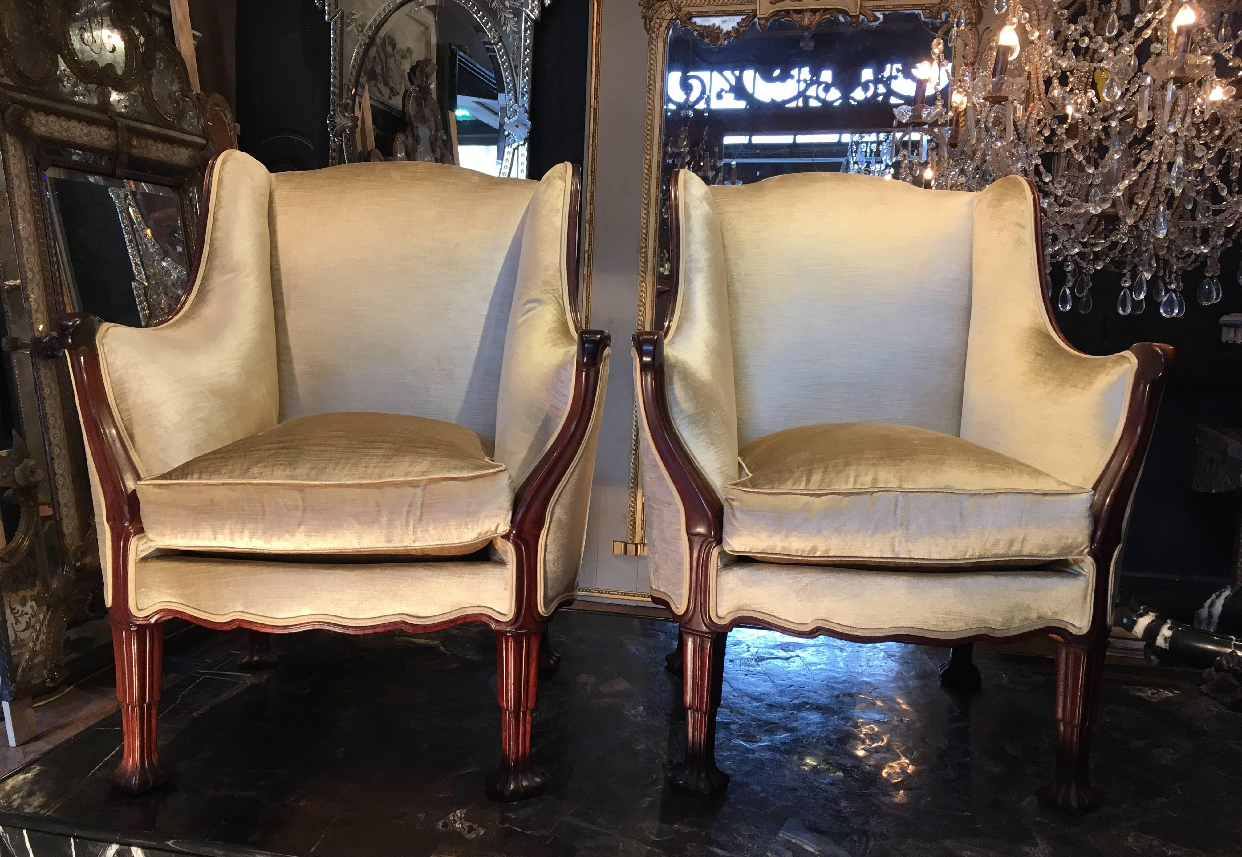 Very elegant set of two armchairs and one sofa, English, Art Nouveau, circa 1900.
Made of mahogany.
Reupholstered with zippers and feather cushions.
Old gold to lime color fabric.

In very good condition, see photos.

Dimensions of the