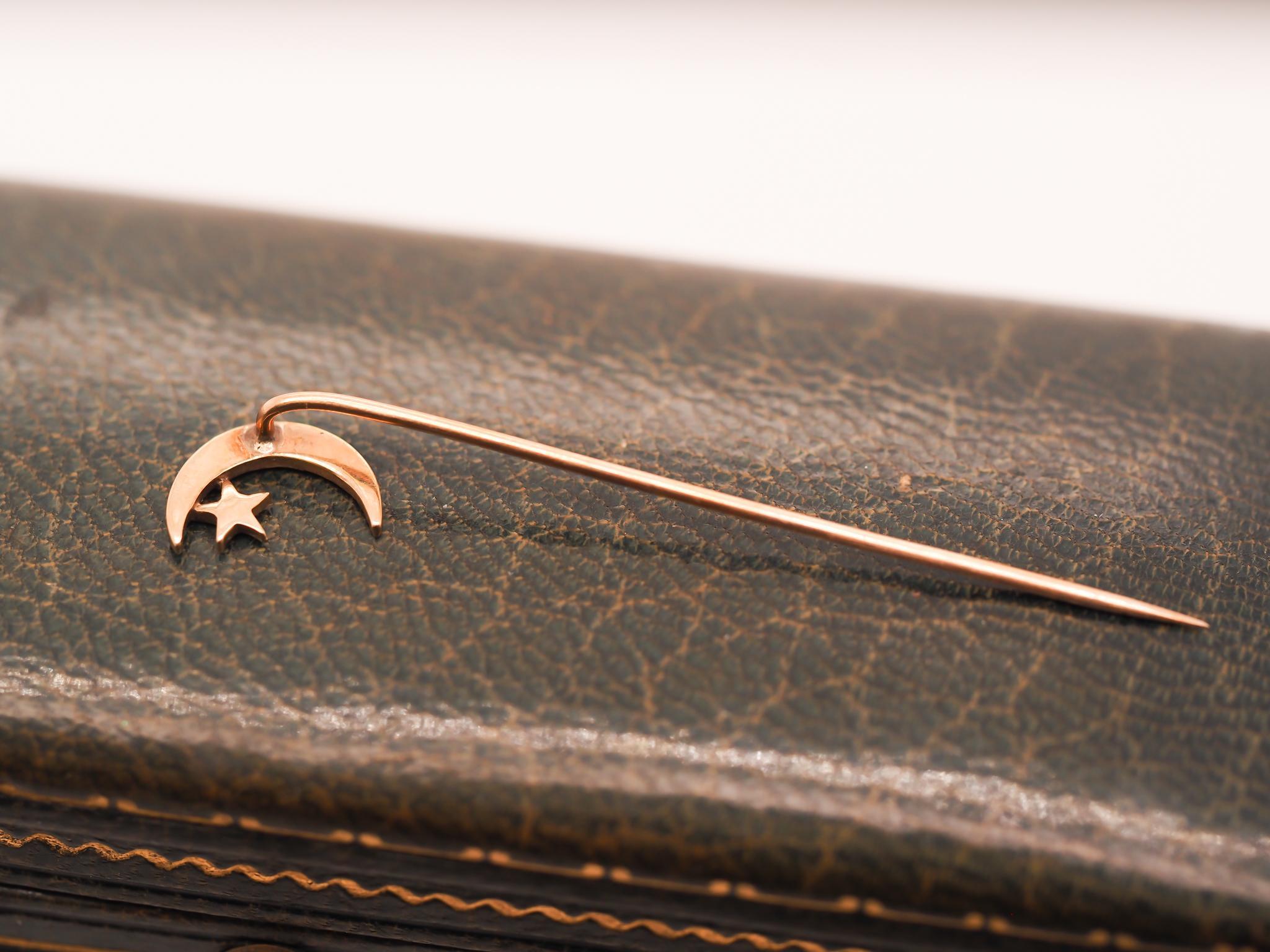 Circa 1900er Jahre 14K Gelbgold und Perle Mond Stick Anstecknadel im Zustand „Gut“ im Angebot in Hicksville, NY