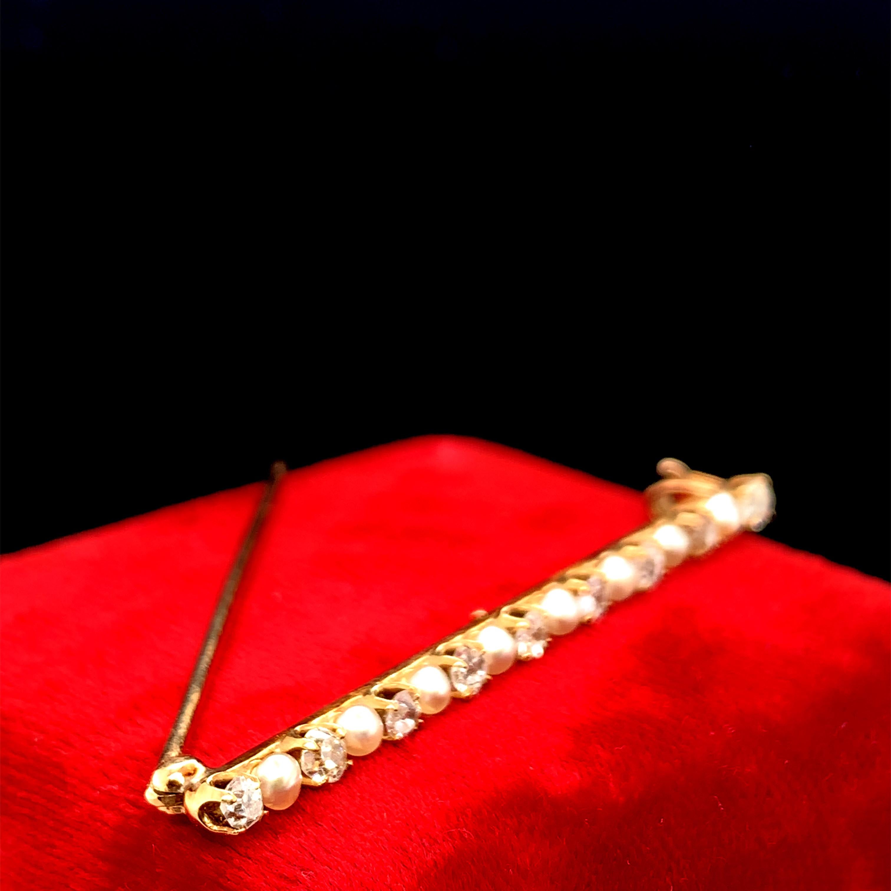 Édouardien Épingle en or jaune 14 carats, perles et diamants taille vieille mine, datant des années 1900 environ en vente