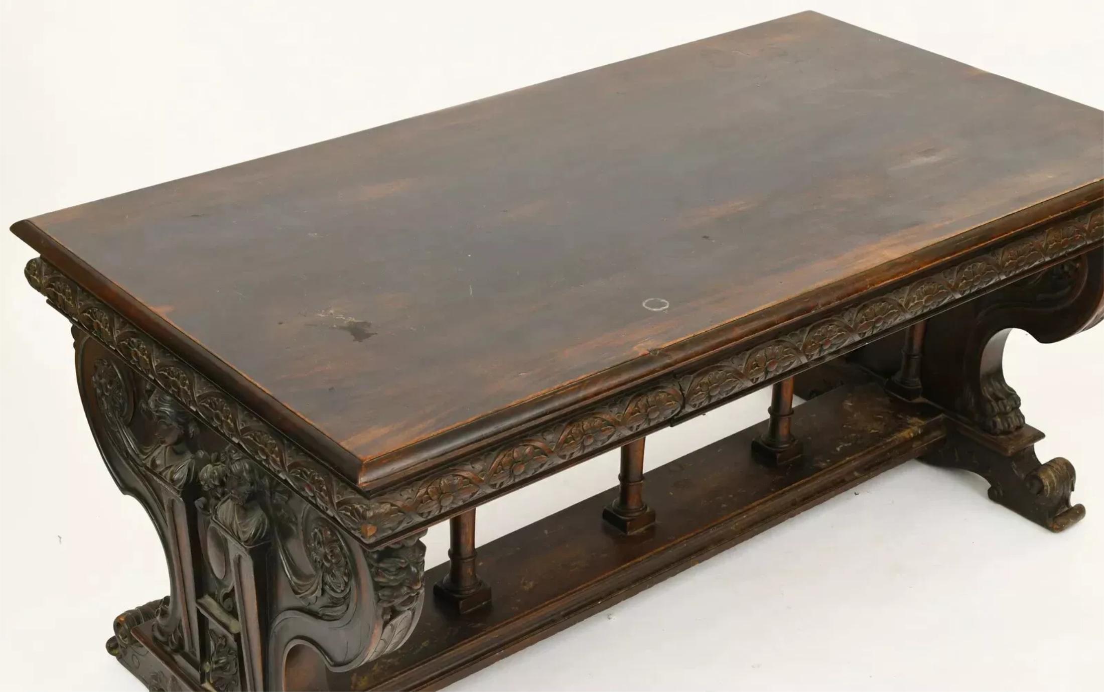 Sculpté Table de bibliothèque américaine ancienne des années 1900, figurative, sculptée de fleurs et en acajou en vente