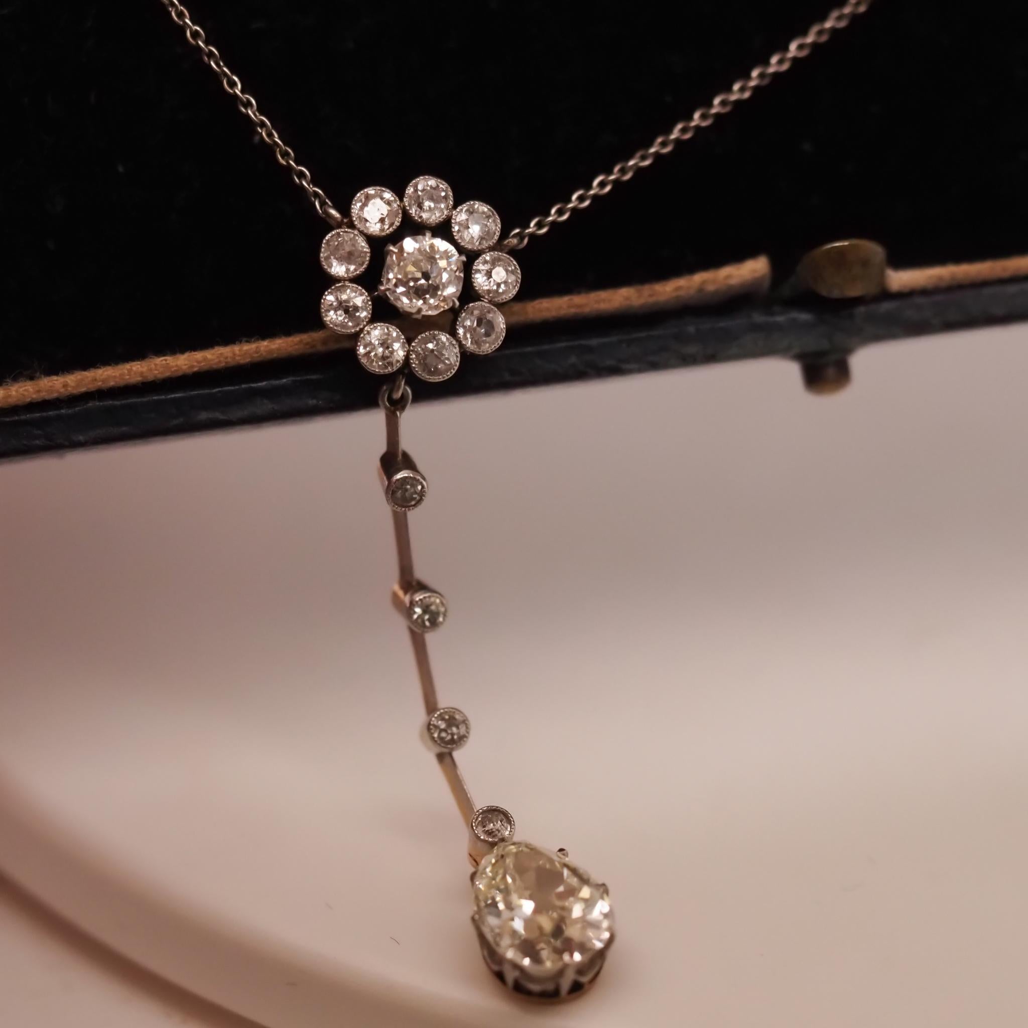 Circa 1900s Edwardian 14K Yellow Gold 2.00ct Antique Pear Diamond Drop Necklace In Good Condition For Sale In Atlanta, GA