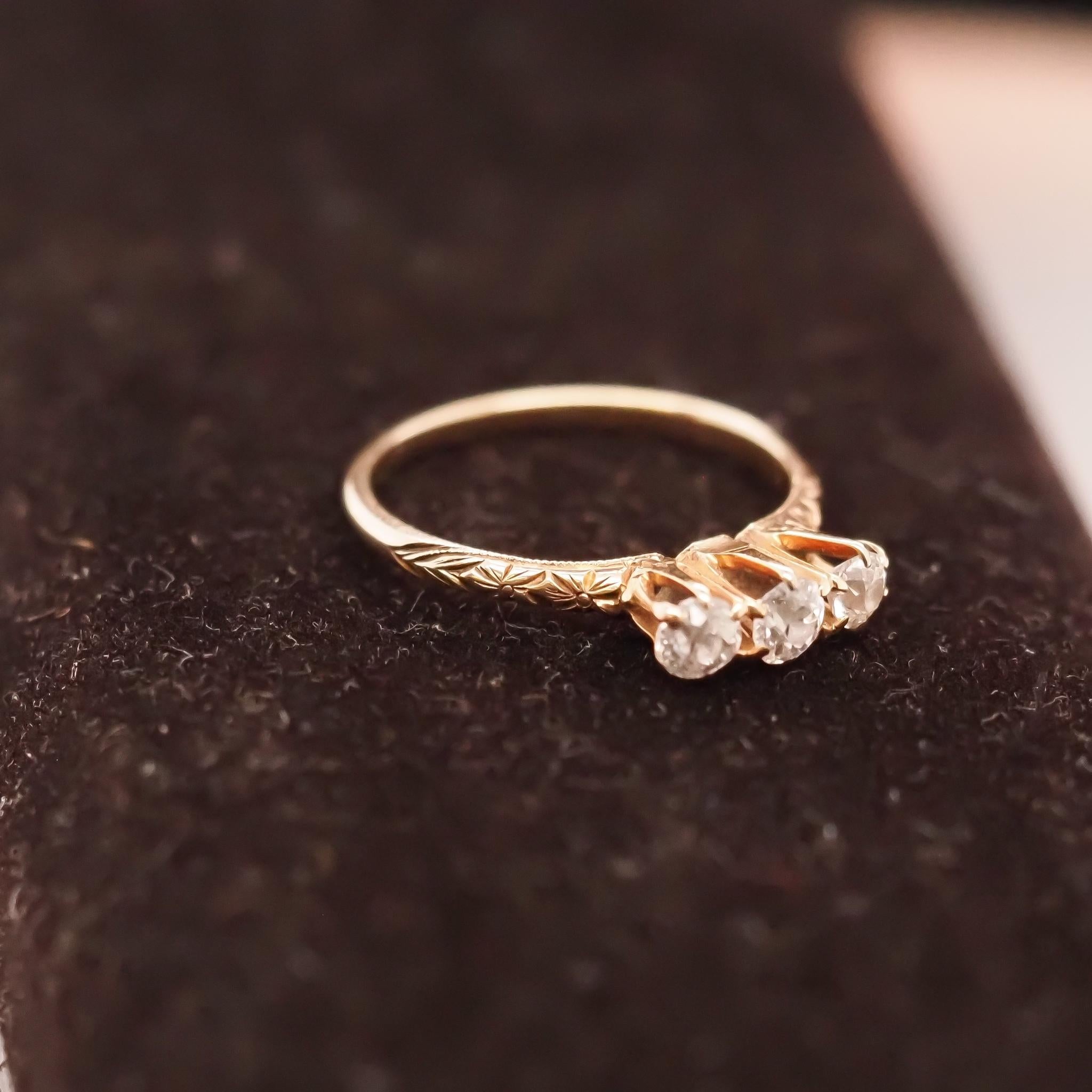 Bague ancienne mine édouardienne en or jaune 14 carats à 3 pierres Bon état - En vente à Hicksville, NY