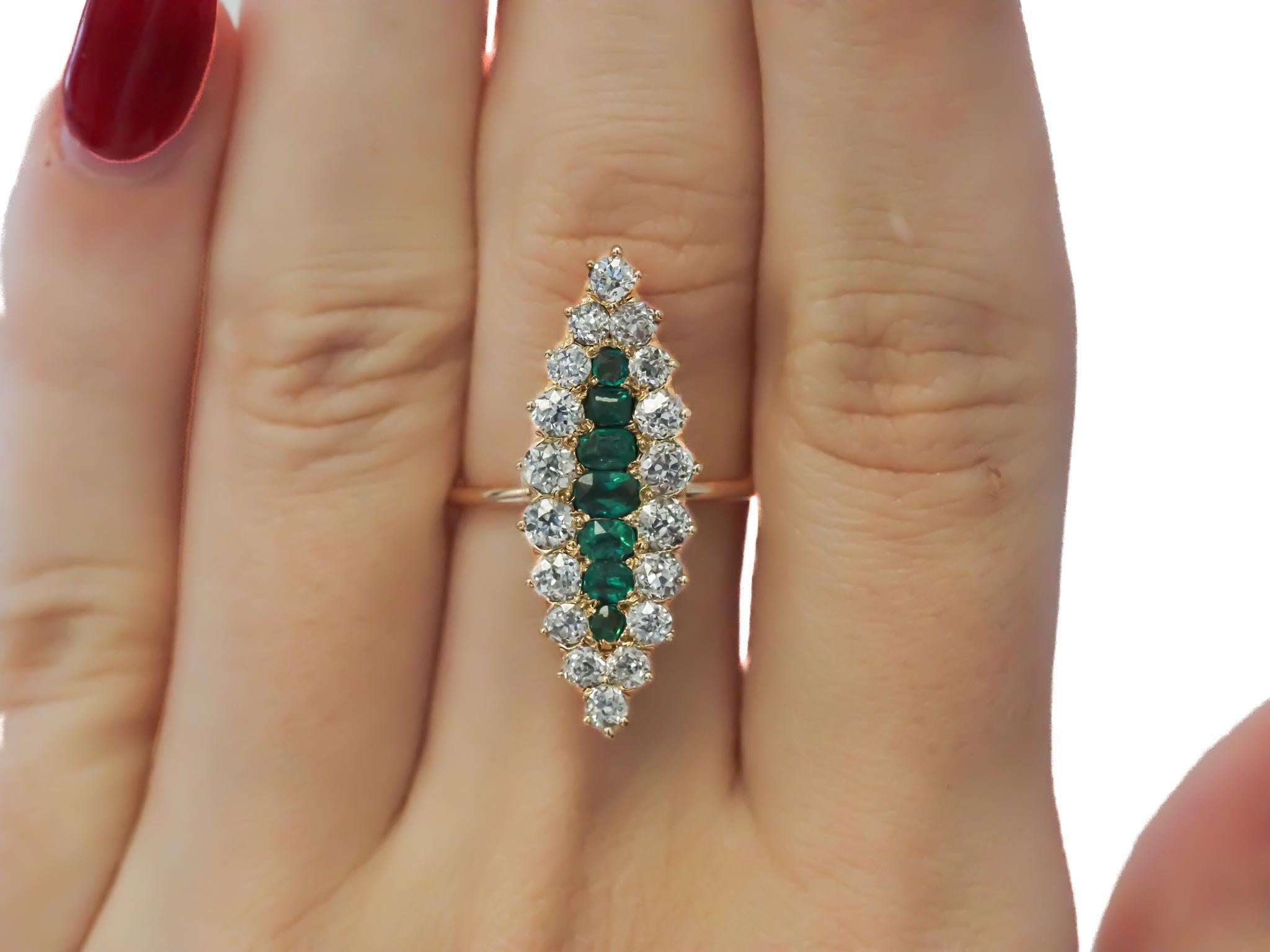 Édouardien Circa 1900 Bague Navette en Emeraude et Diamants Mine Ancienne en vente