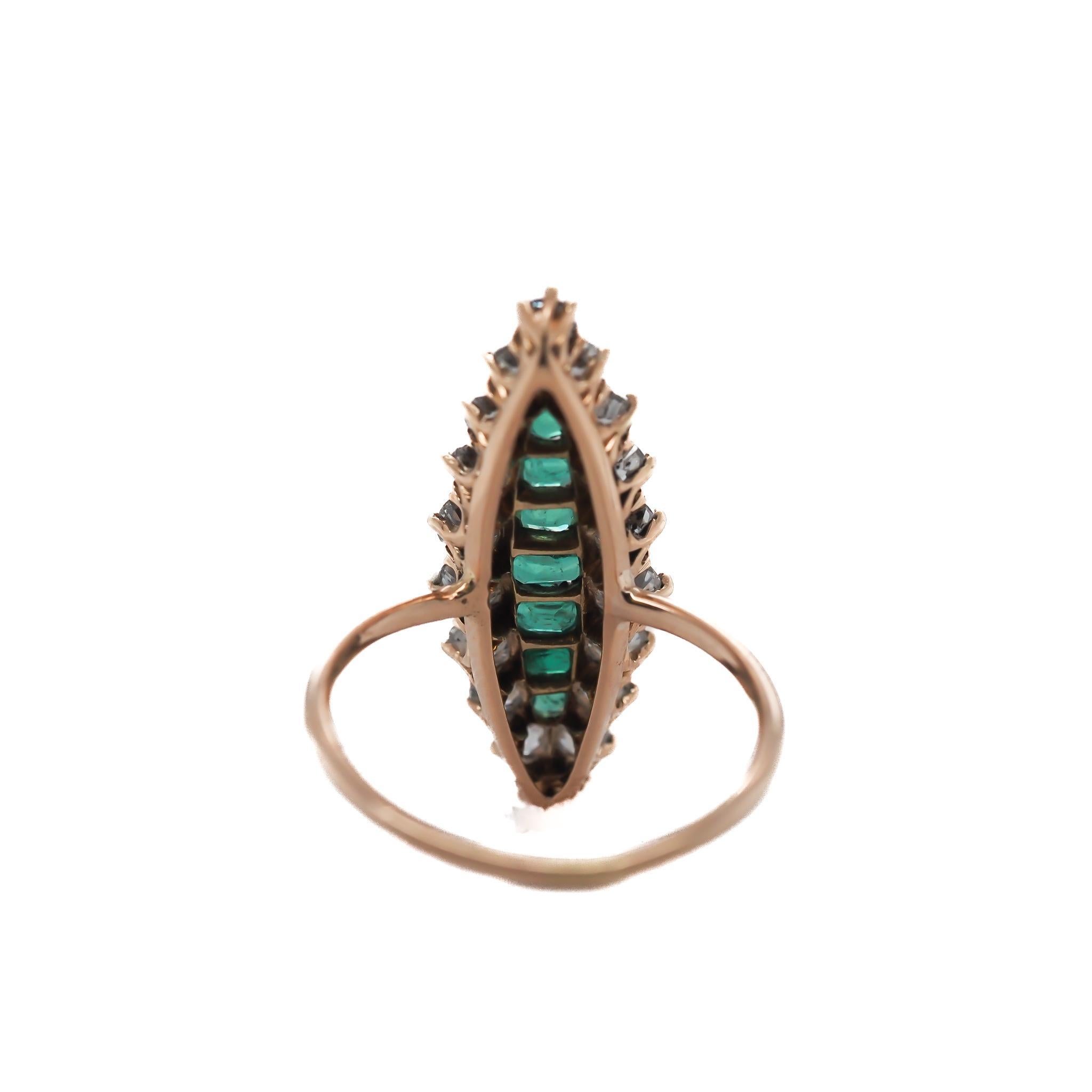 Circa 1900 Bague Navette en Emeraude et Diamants Mine Ancienne Bon état - En vente à Hicksville, NY