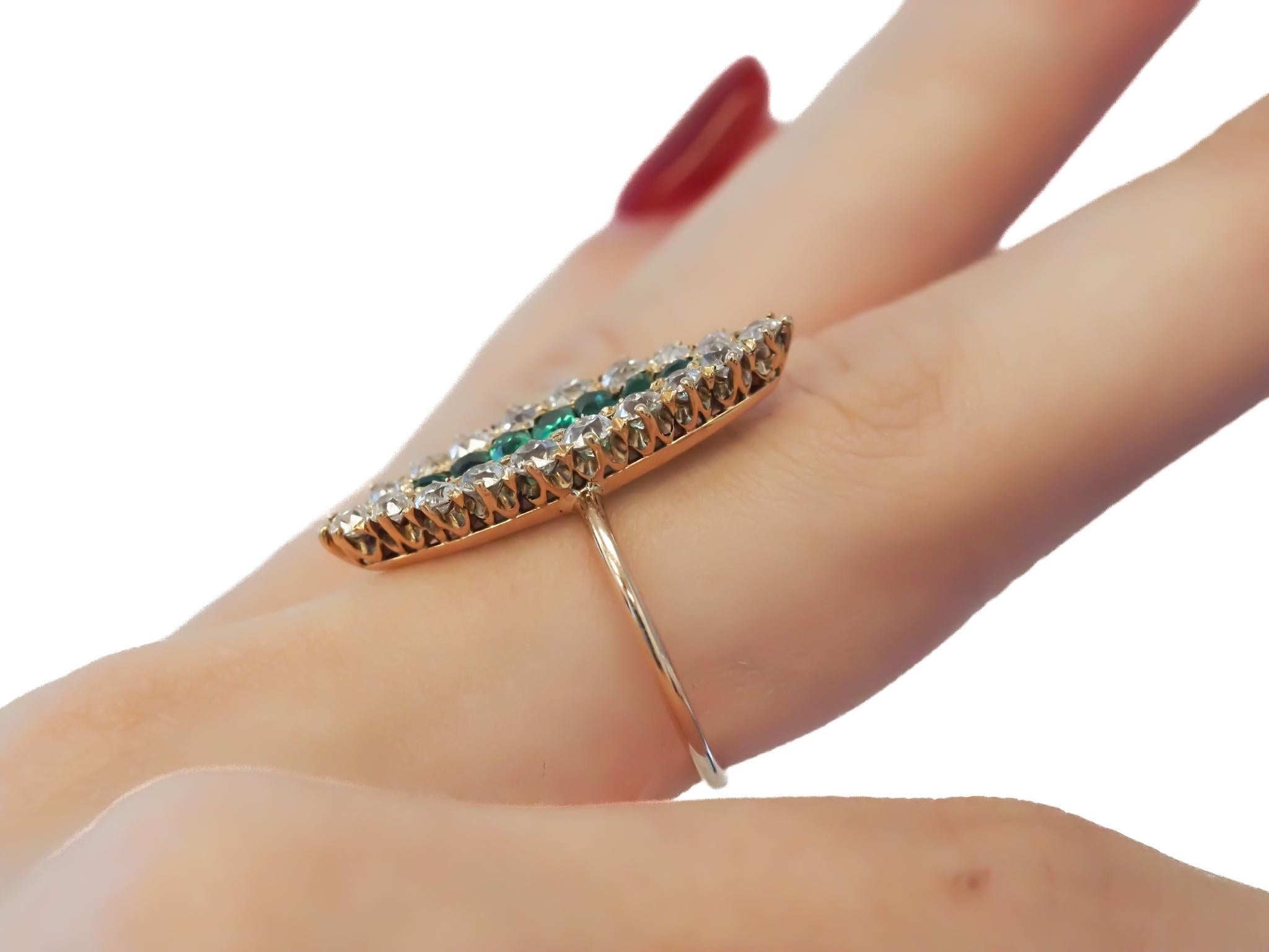 Circa 1900 Bague Navette en Emeraude et Diamants Mine Ancienne en vente 1
