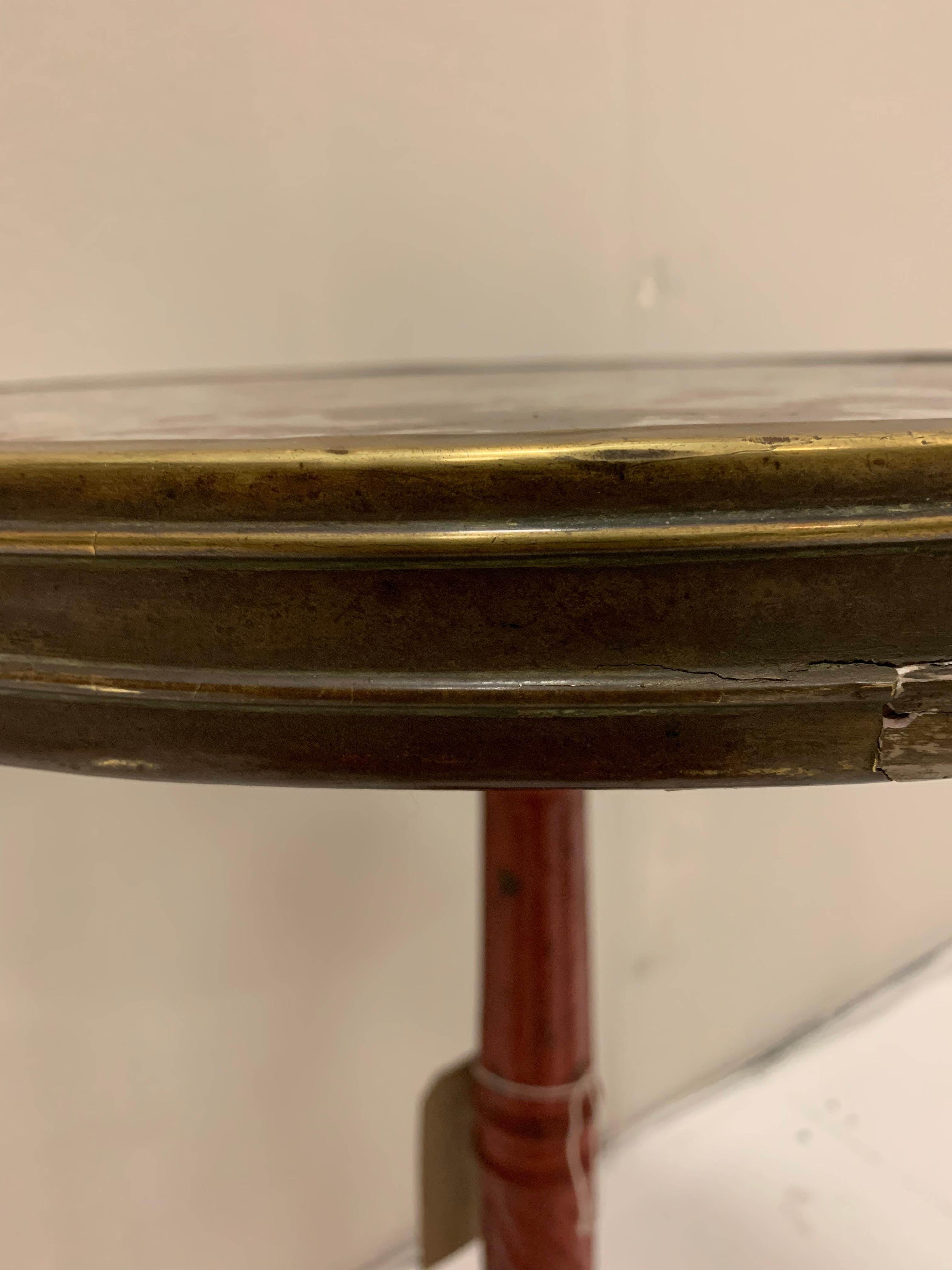 Circa 1900 Table de bistrot en fonte française à détails festonnés Plateau circulaire en marbre État moyen - En vente à London, GB