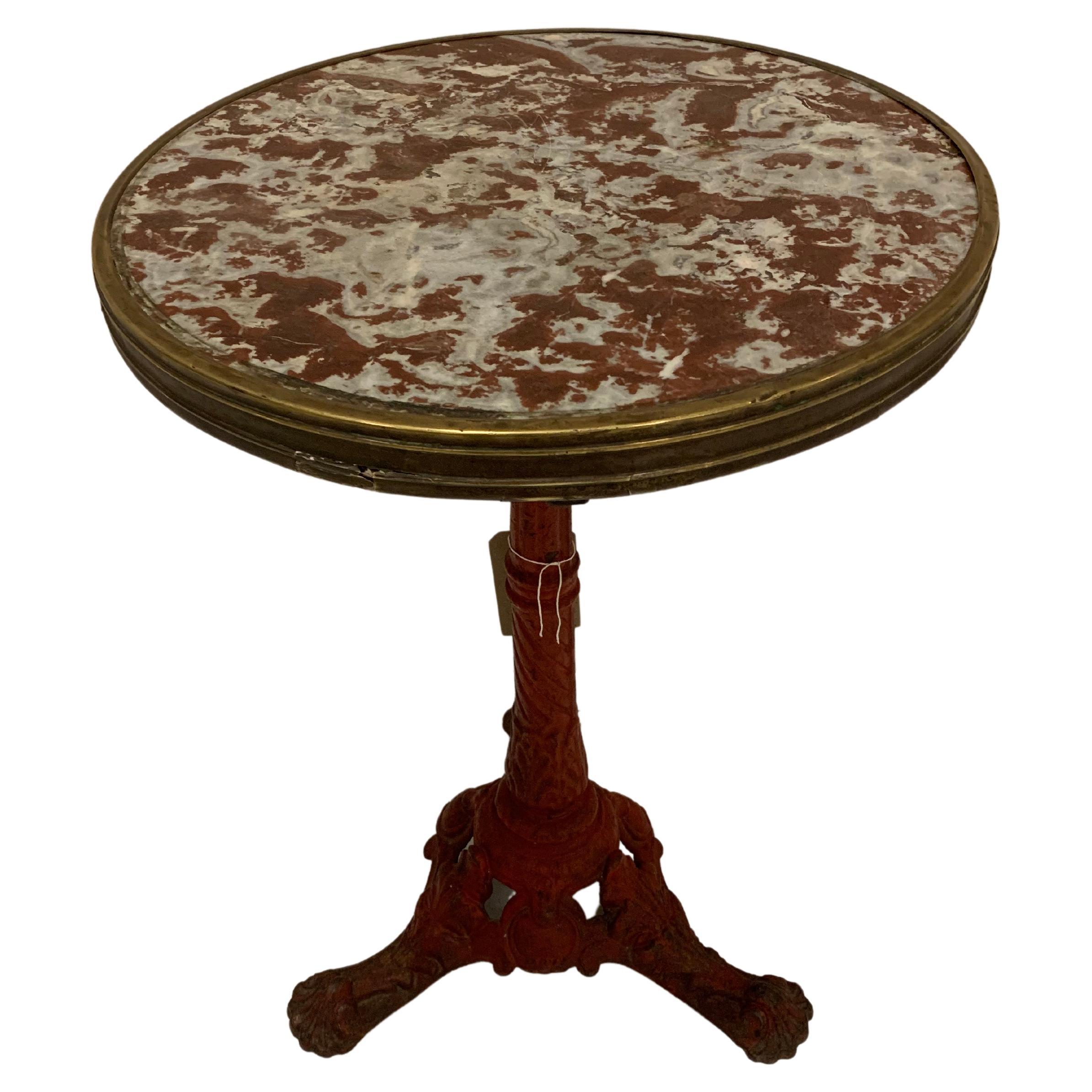 Circa 1900 Table de bistrot en fonte française à détails festonnés Plateau circulaire en marbre
