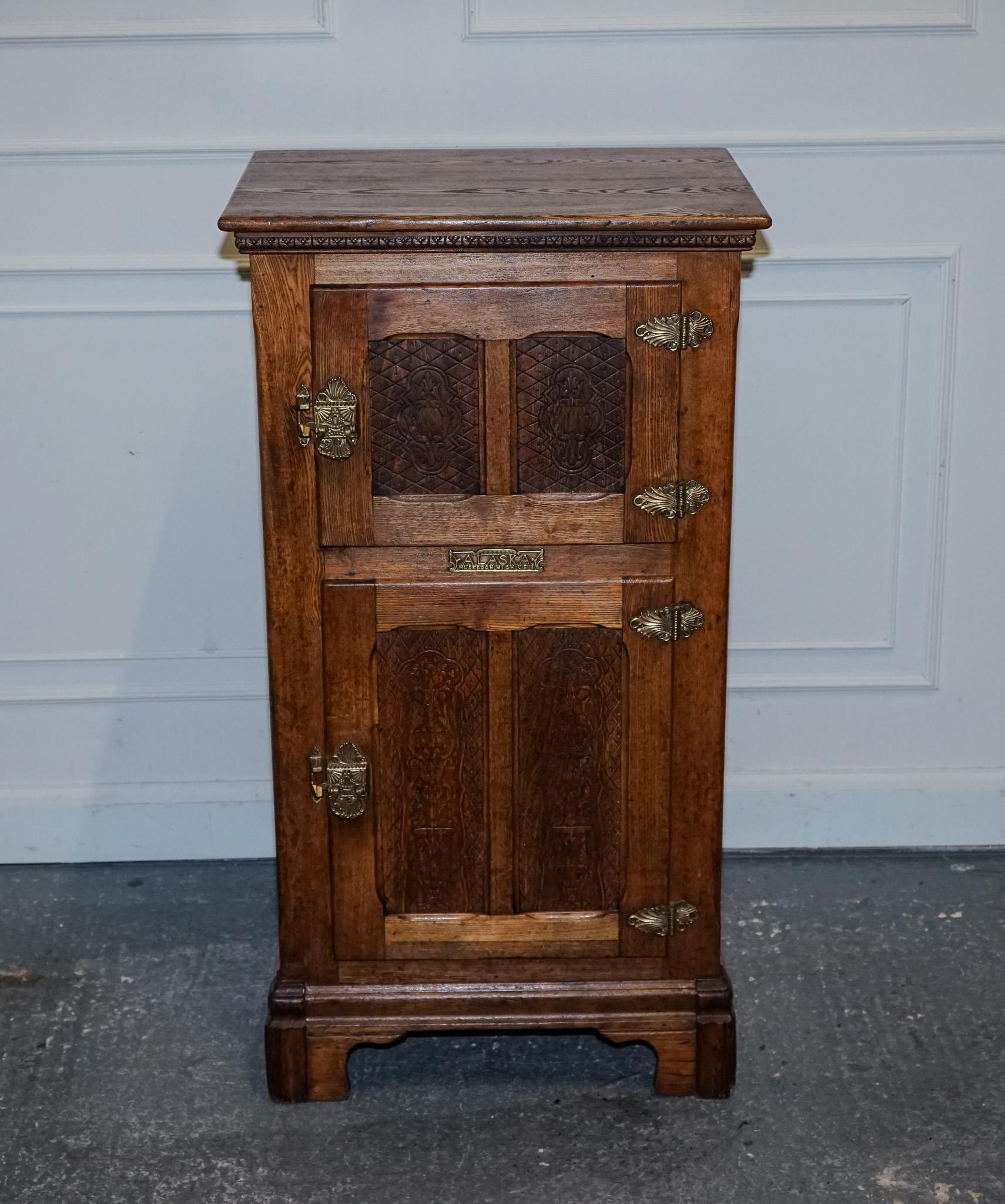 American CIRCA 1900'S LARGE NORTH AMERiCAN ALASKA MUSKEGON OAK LARDER ICE BOX COLLECTABLE For Sale