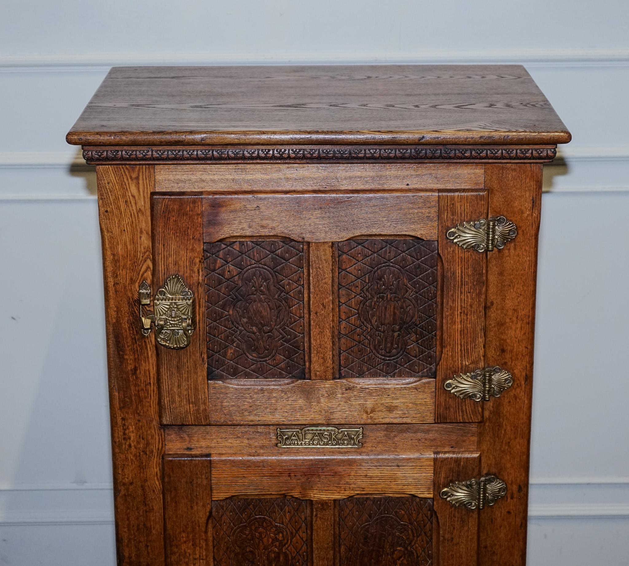 Hand-Crafted CIRCA 1900'S LARGE NORTH AMERiCAN ALASKA MUSKEGON OAK LARDER ICE BOX COLLECTABLE For Sale
