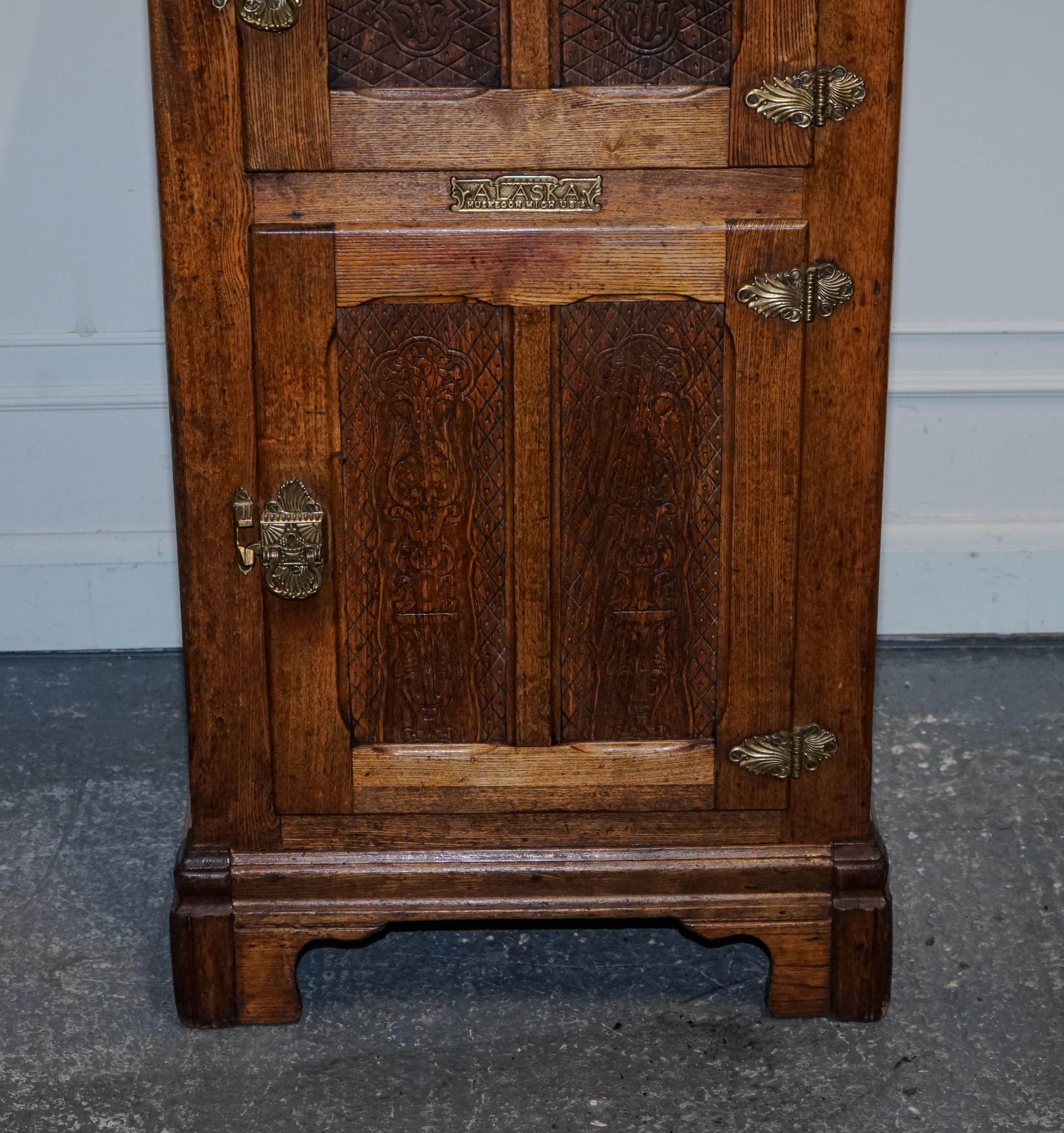 CIRCA 1900'S LARGE NORTH AMERiCAN ALASKA MUSKEGON OAK LARDER ICE BOX COLLECTABLE In Good Condition For Sale In Pulborough, GB