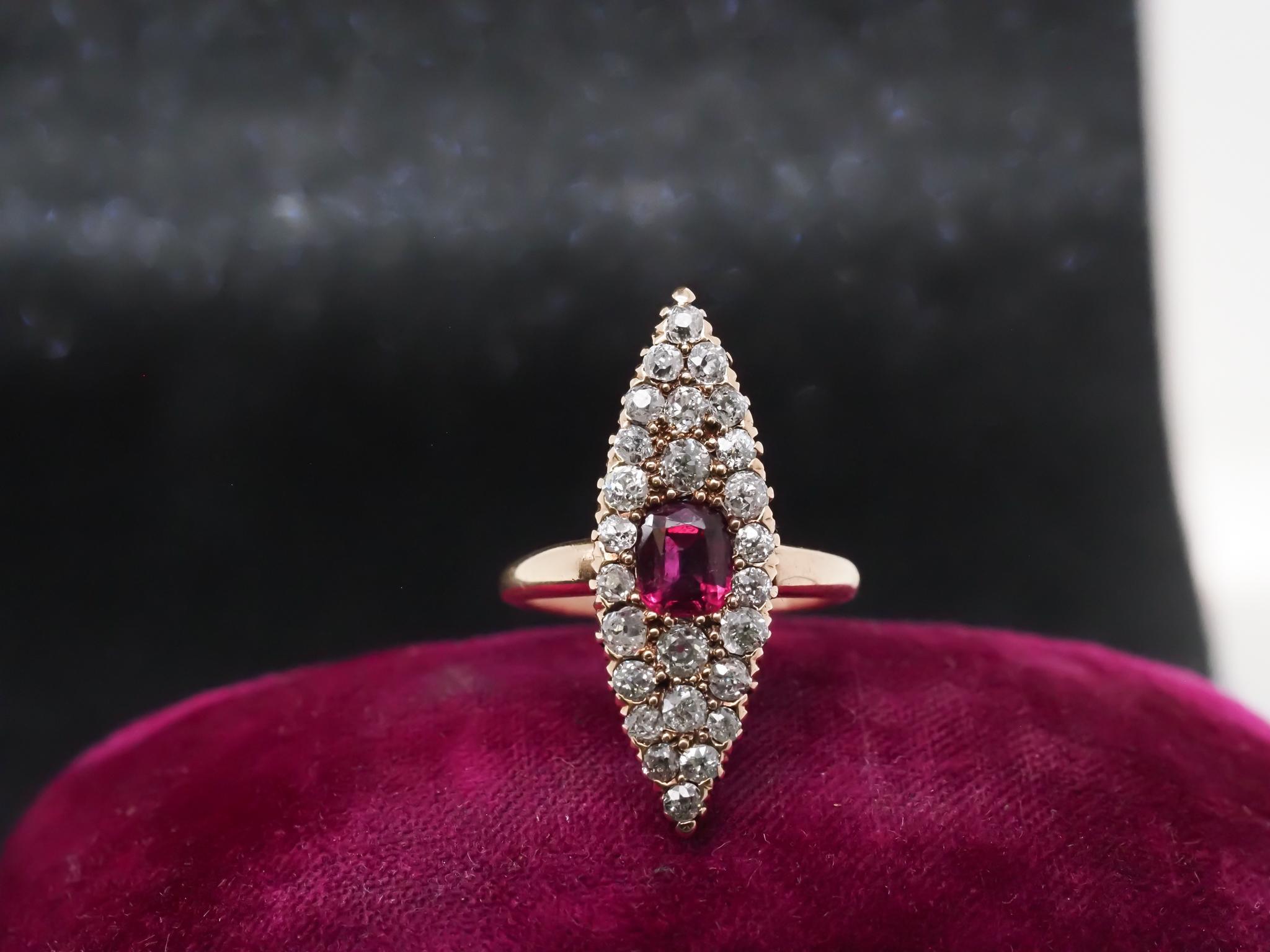 Année : 1900

Détails de l'article :
Taille de la bague : 5.5 (assez grande)
Type de métal : Or jaune 14K [poinçonné et testé].
Poids : 4,3 grammes

Détails du diamant : Poids total : 1,25 ct

Détails du rubis : .90ct, Nature, Rouge foncé, Forme