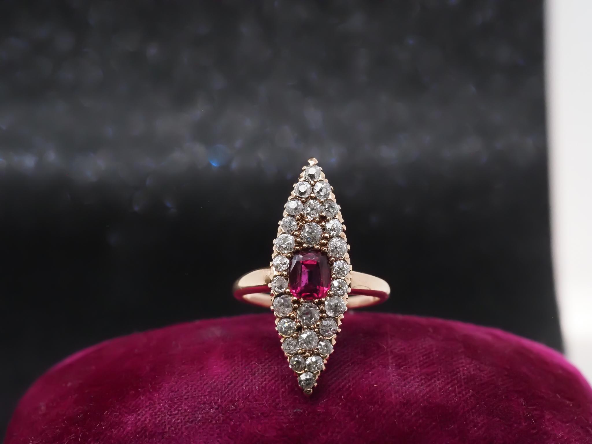 Taille coussin antique Circa 1900 Bague Navette en rubis et diamant ancienne mine en vente