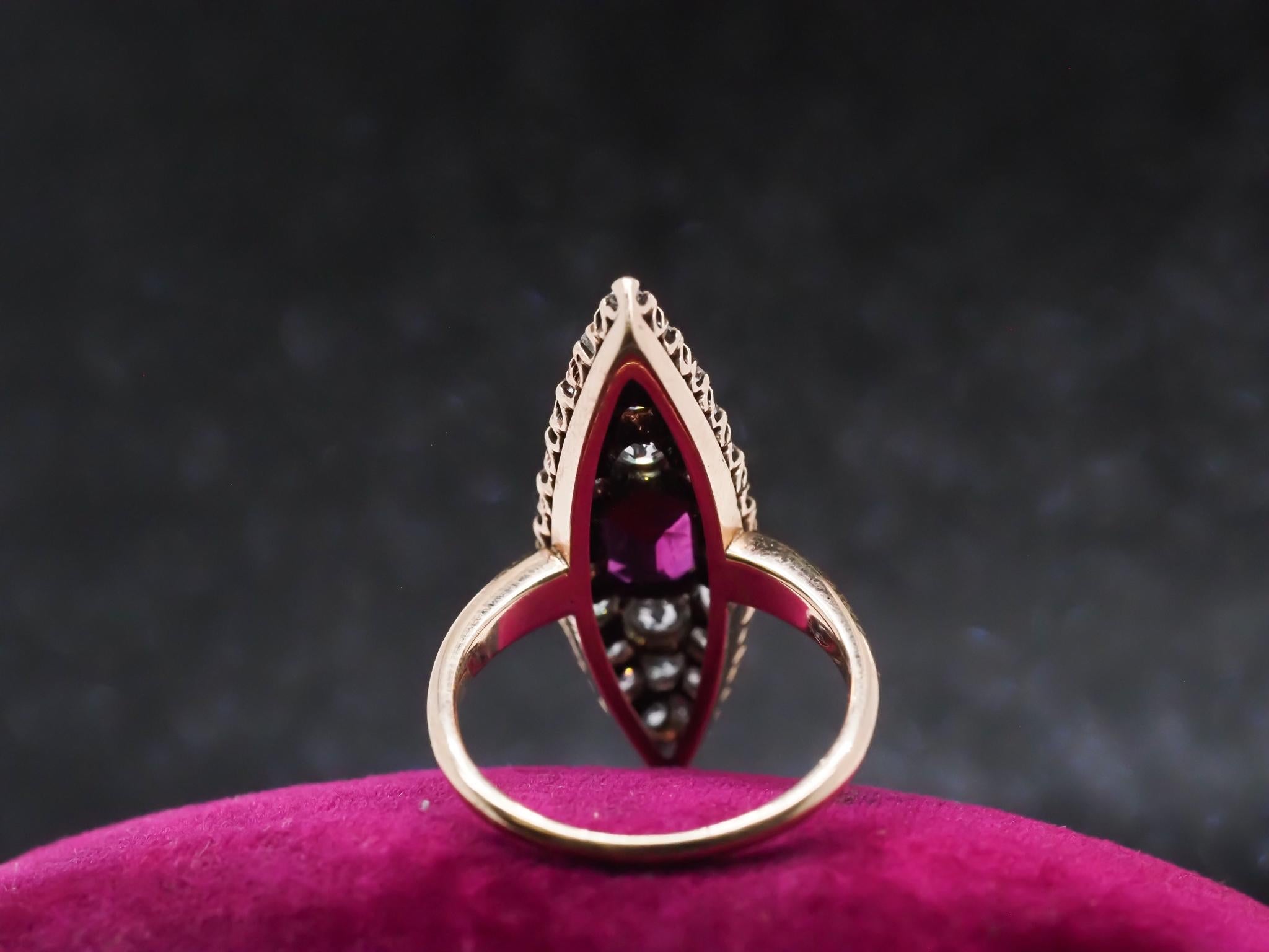 Circa 1900 Bague Navette en rubis et diamant ancienne mine Bon état - En vente à Hicksville, NY