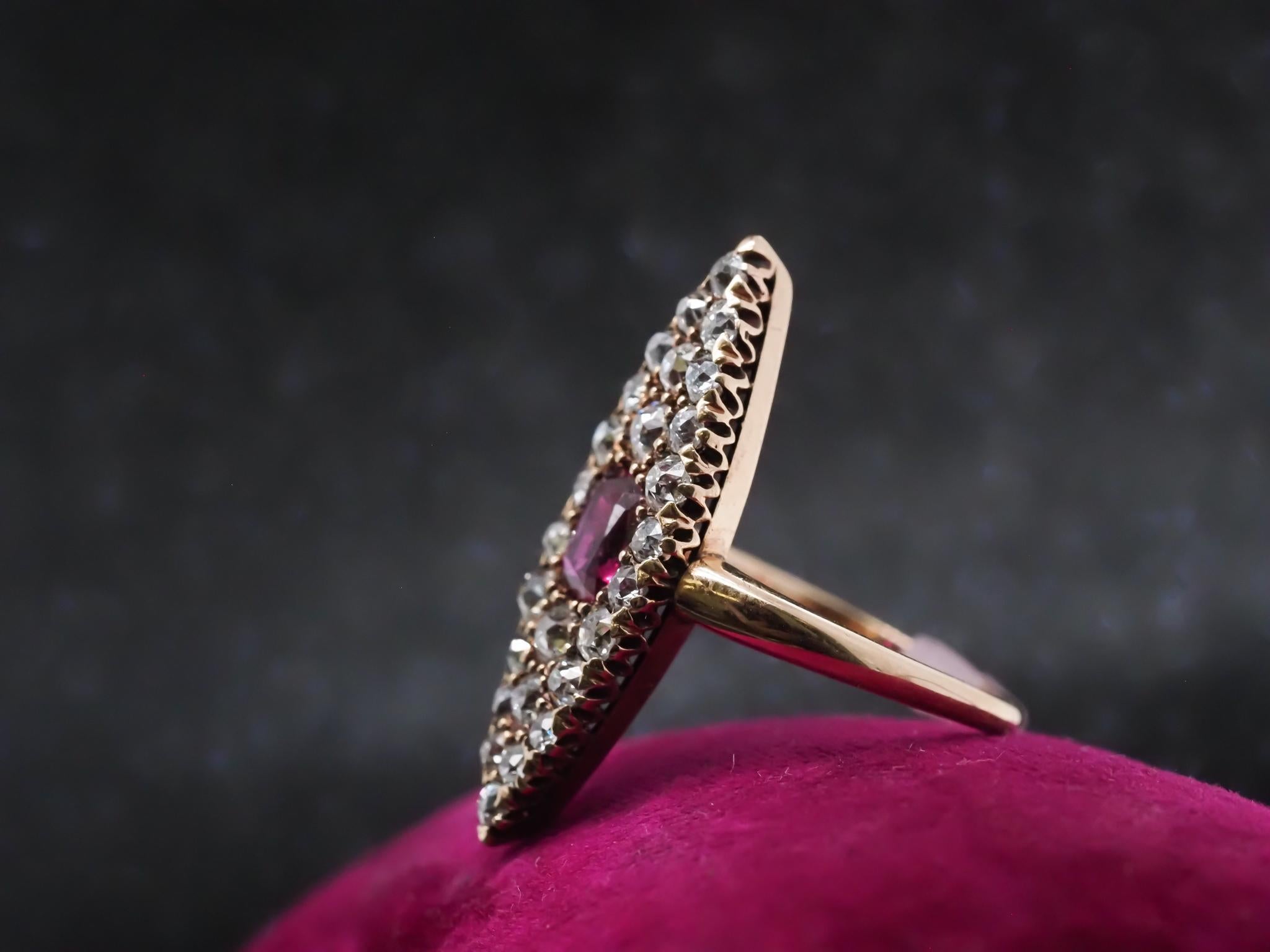 Circa 1900 Bague Navette en rubis et diamant ancienne mine Pour femmes en vente