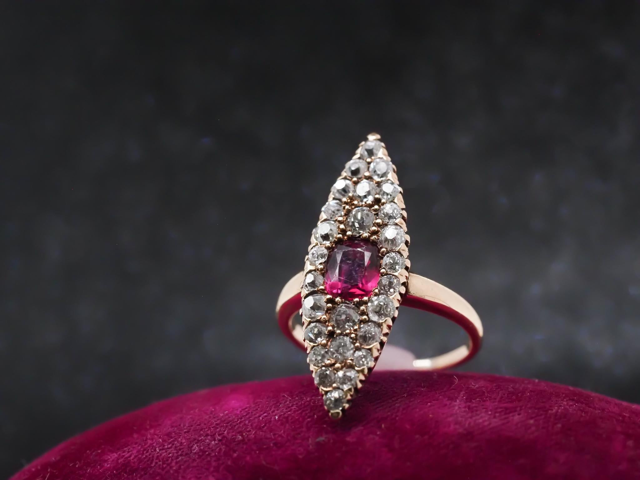 Circa 1900 Bague Navette en rubis et diamant ancienne mine en vente 1