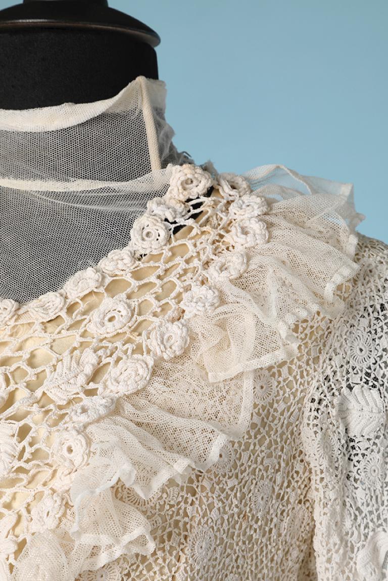 Hochzeitskleid aus irischer Häkelei über einem Seidenkleid.  Das Seidenkleid hat Rüschen am Rand und ist länger als das gehäkelte Kleid. Asymmetrische Öffnung. Taillenband und Knochen  SIZE 38 (M) 