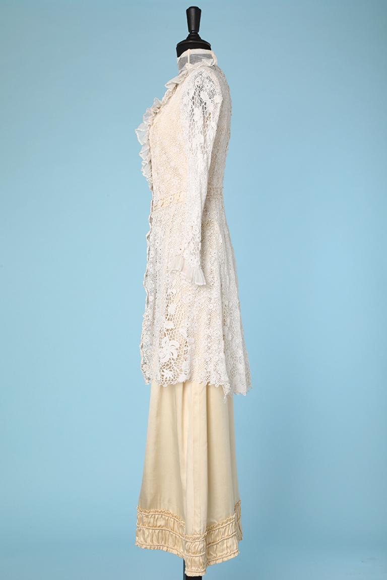 Hochzeitskleid aus irischer Häkelarbeit und Tüll aus der Zeit um 1900 auf der Oberseite eines Seidenkleides  (Beige) im Angebot