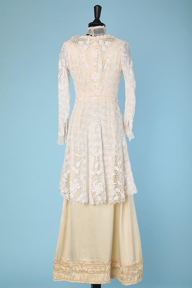 Circa 1900's Wedding dress in Irish crochet and tull on the top of a silk dress  In Fair Condition For Sale In Saint-Ouen-Sur-Seine, FR