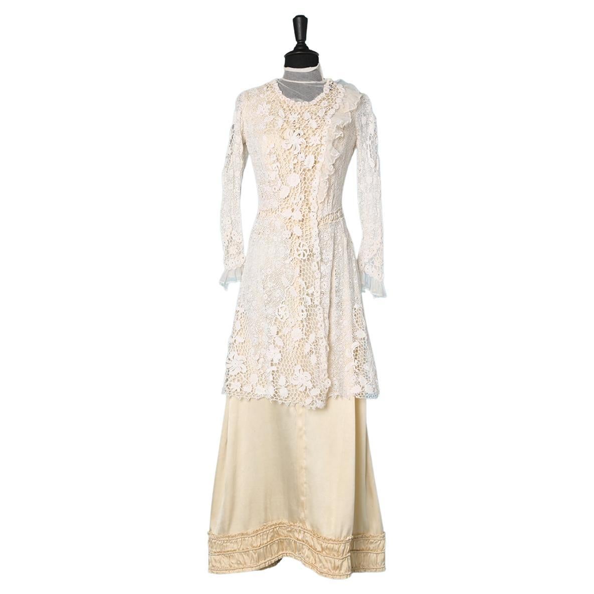 Hochzeitskleid aus irischer Häkelarbeit und Tüll aus der Zeit um 1900 auf der Oberseite eines Seidenkleides  im Angebot