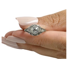 Anello di fidanzamento edoardiano in platino da 0,98 carati con diamante antico in filigrana, CIRCA 1901