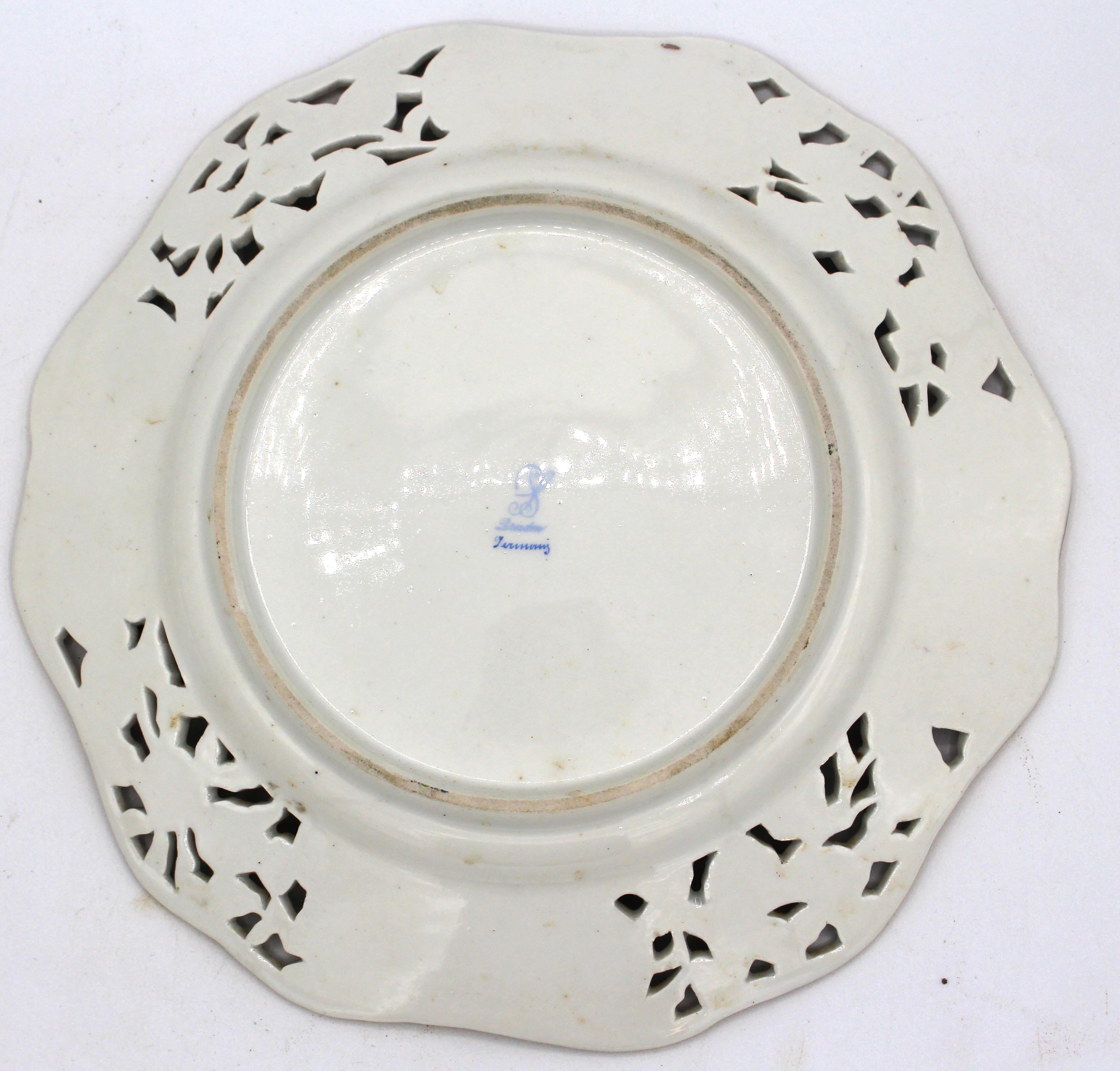 German Circa 1902-1911 Facing Pair of Reticulated Porcelain Dessert Plates, Carl Thieme For Sale