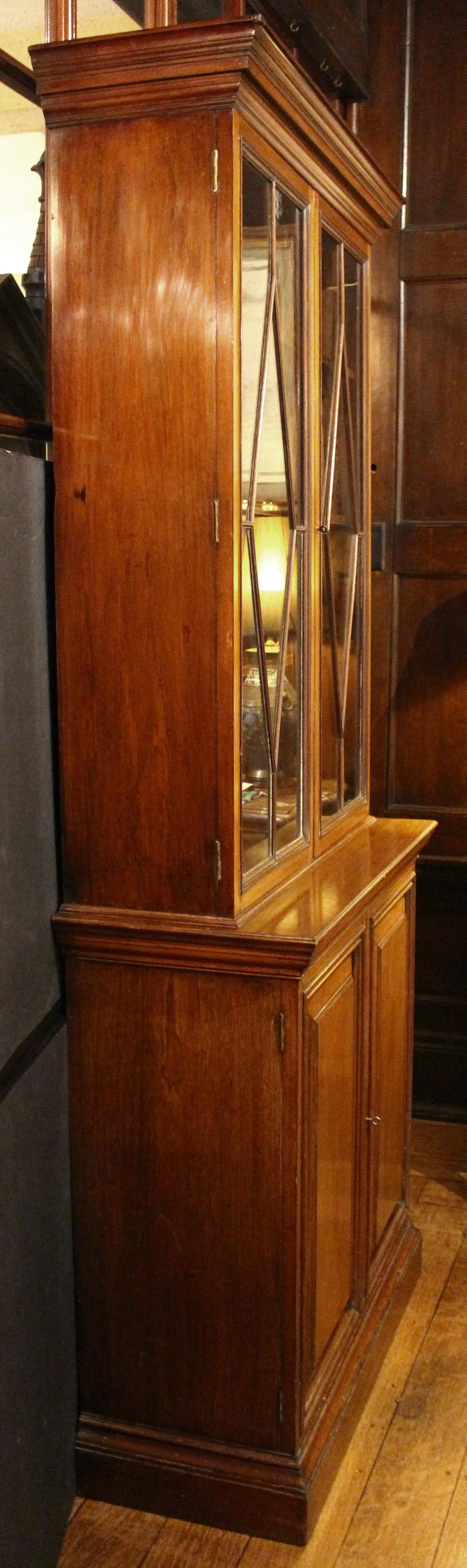Circa 1905 Armario librería de estilo eduardiano georgiano, inglés. Artesanía de alta calidad. Madera oscura. Hermosas puertas de librería acristaladas en forma de diamante y múltiples puertas de armario inferiores moldeadas y con paneles en