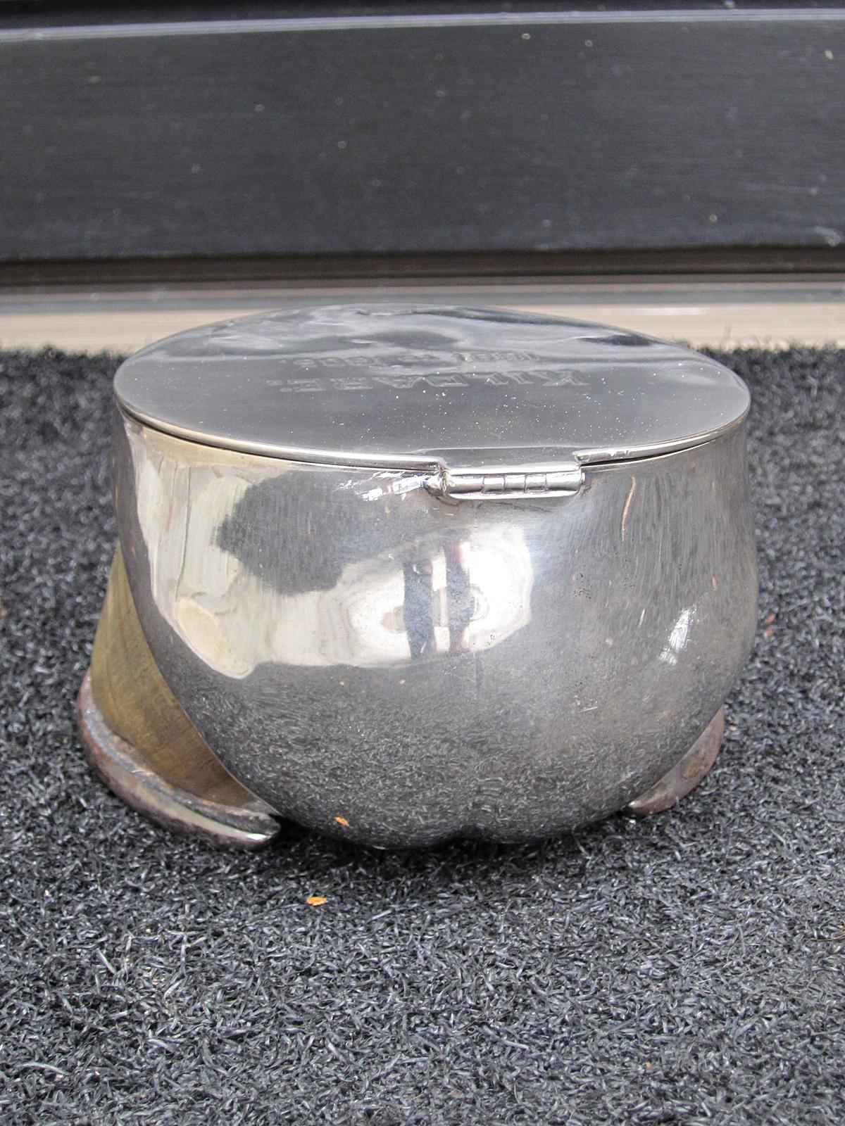 John Round & Son Ltd. Sheffield Silver Mounted Horse Hoof Inkwell, circa 1905 9