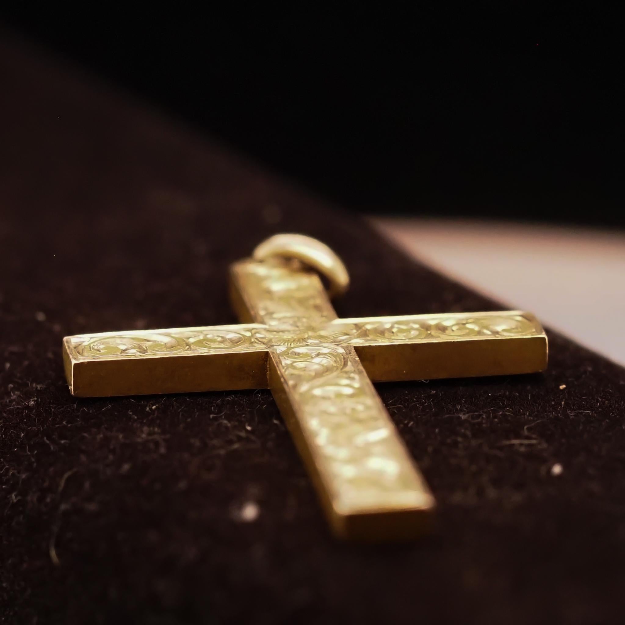 Circa 1908 14K Yellow Gold Engraved Floral Cross In Good Condition For Sale In Atlanta, GA