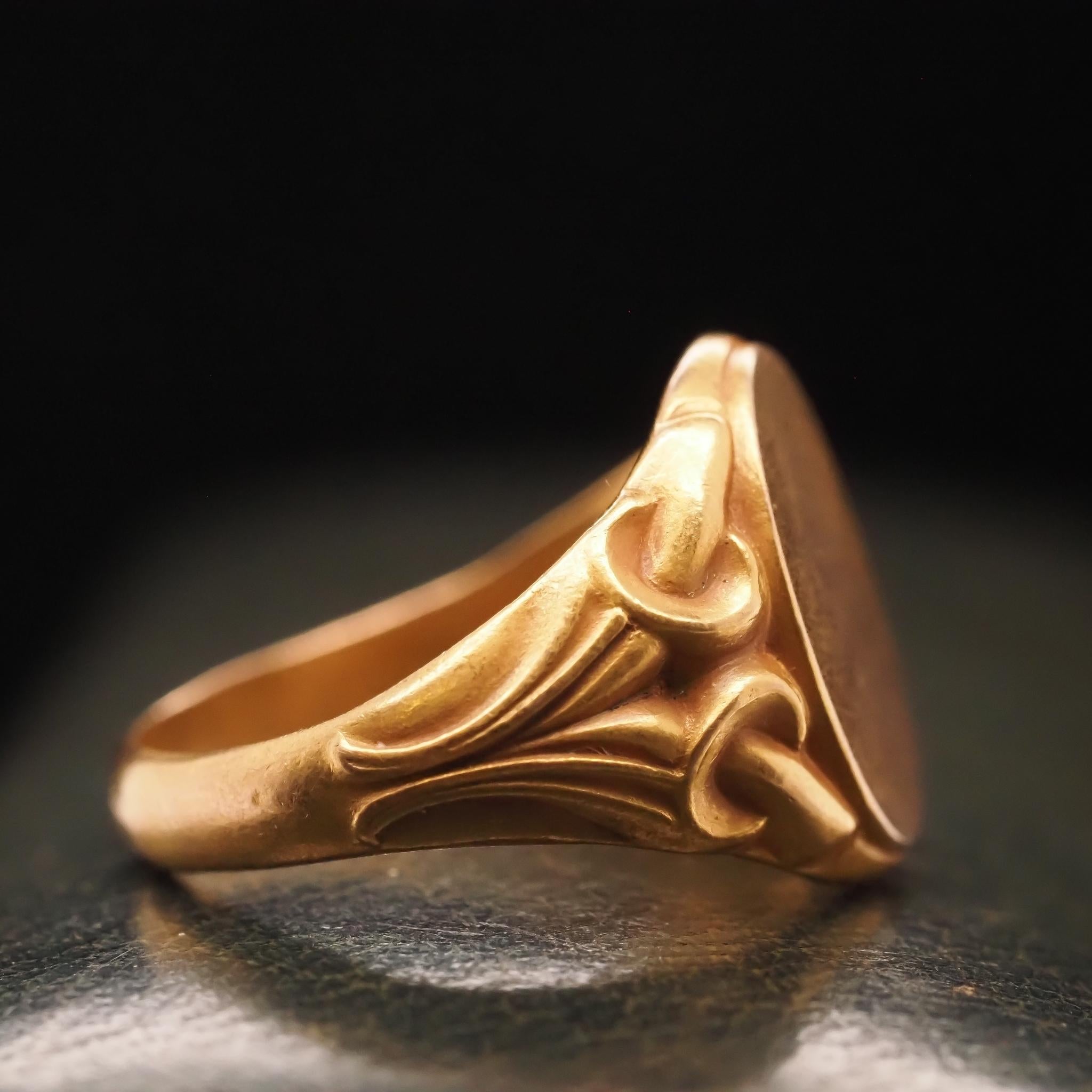 Circa 1910 12K Yellow Gold Art Nouveau Signet Ring with Motif In Good Condition For Sale In Atlanta, GA