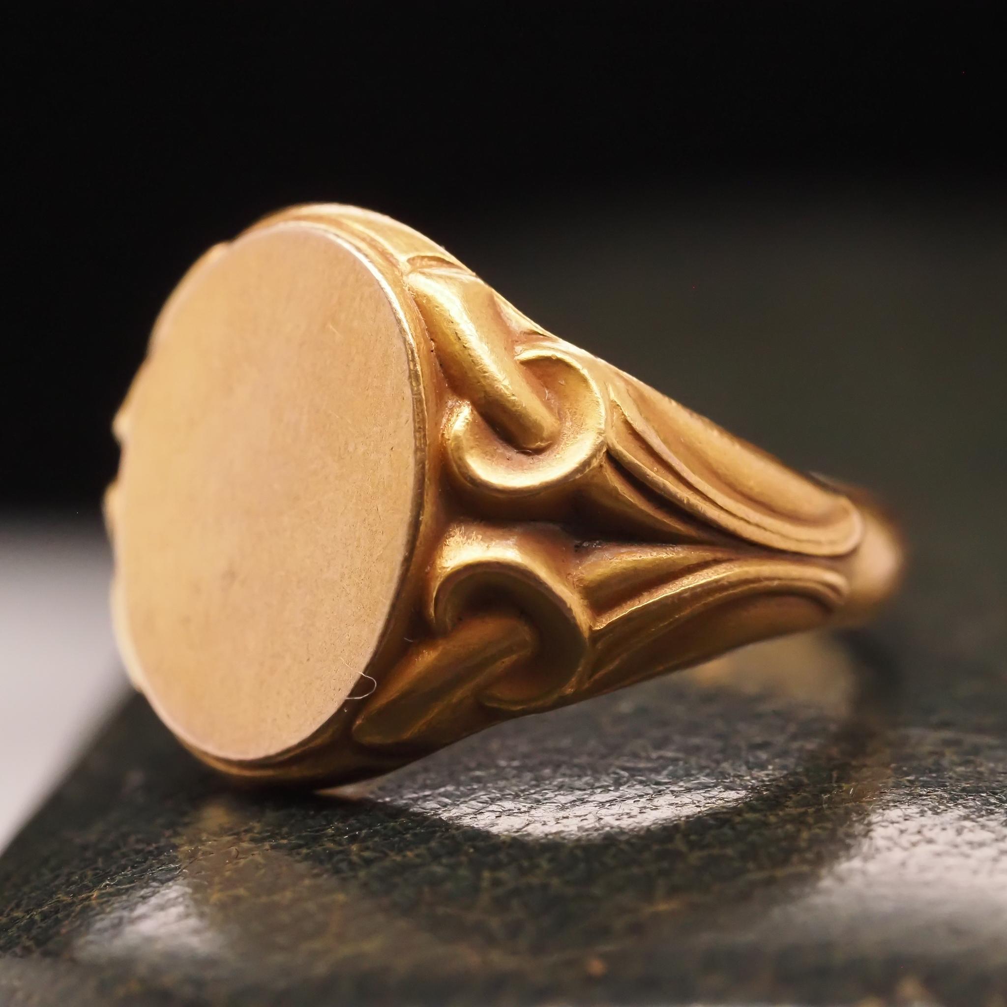 Circa 1910 12K Yellow Gold Art Nouveau Signet Ring with Motif For Sale 3