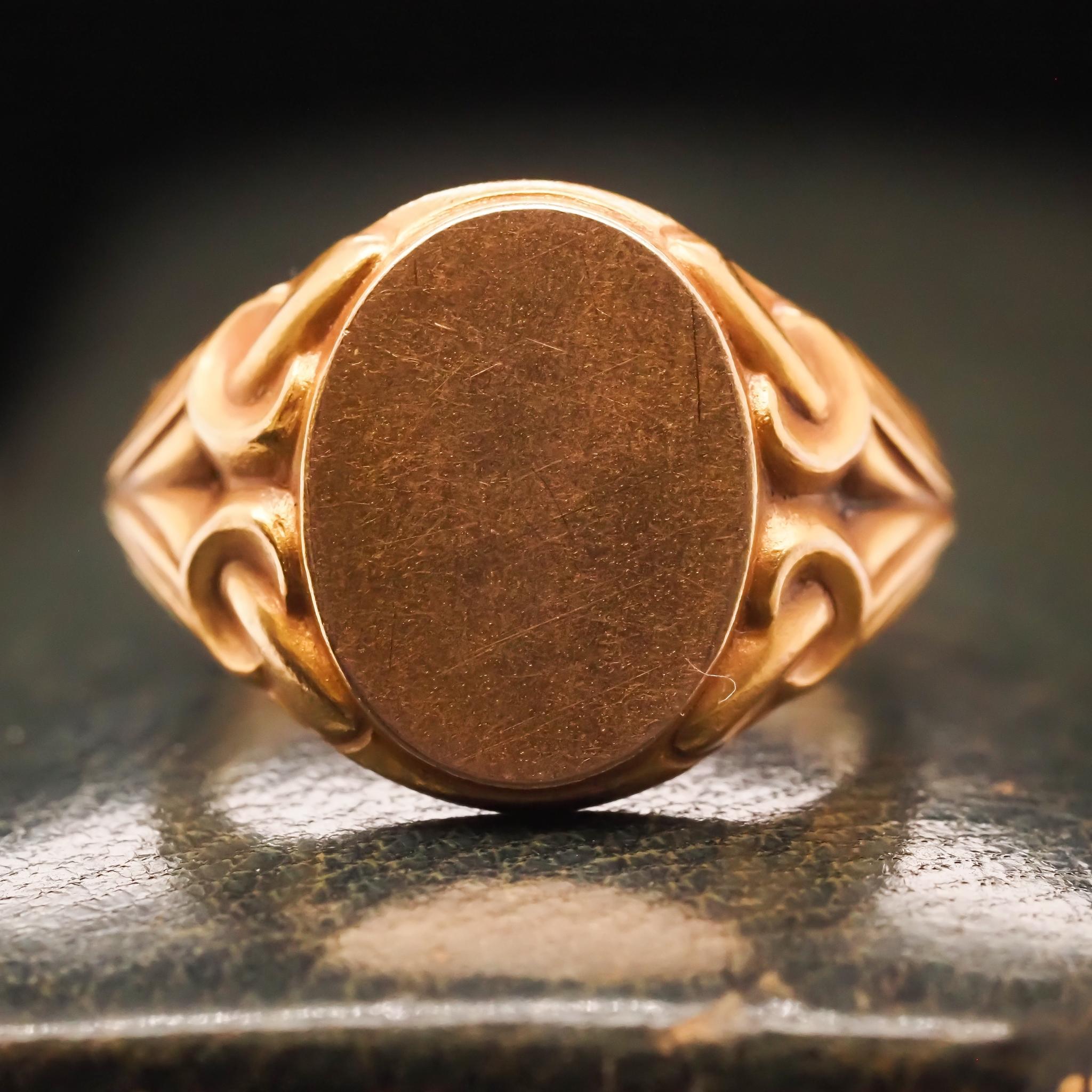 Circa 1910 12K Yellow Gold Art Nouveau Signet Ring with Motif For Sale 4