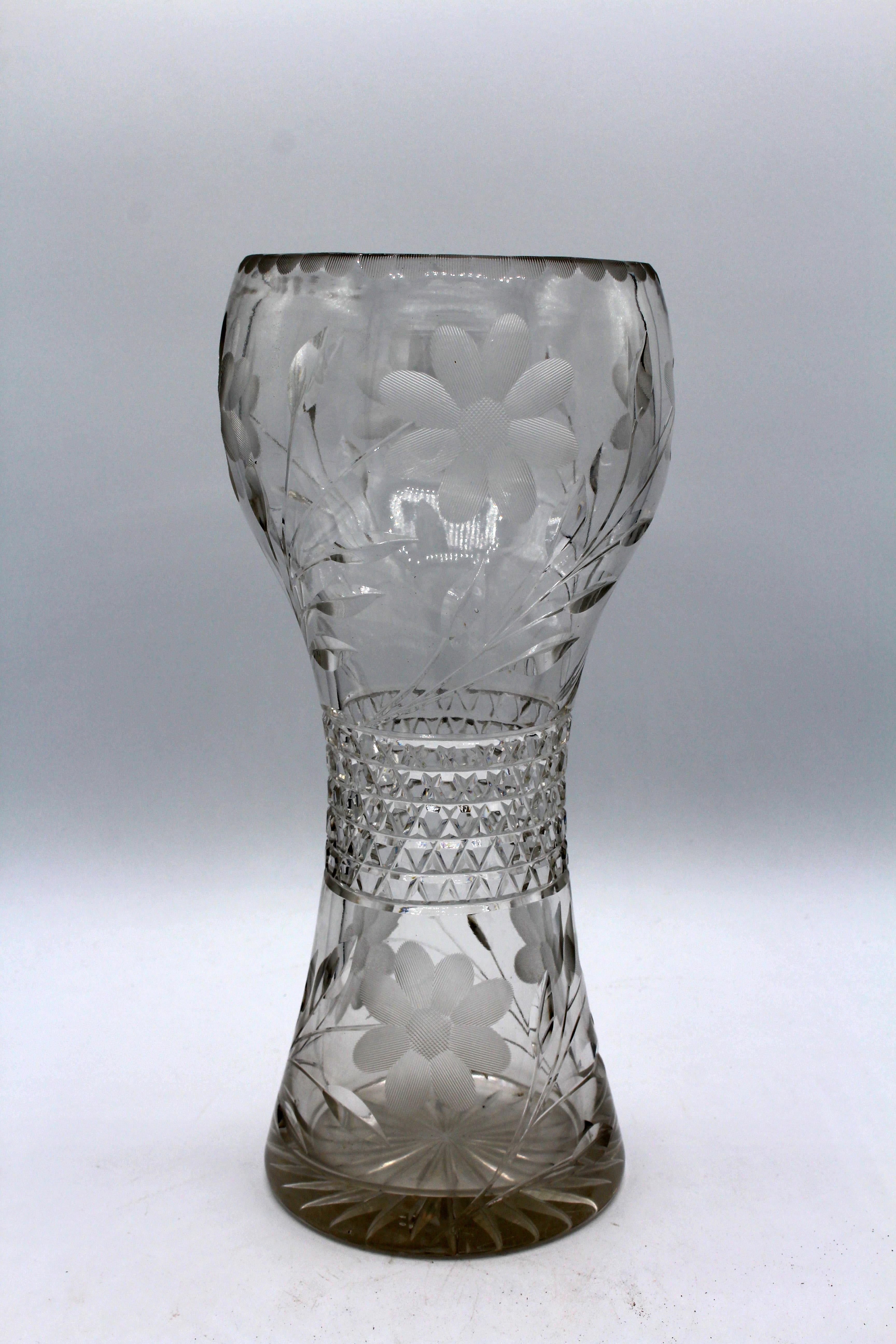 Circa 1910 American brilliant cut glass vase. Large roses with multi-faceted multi-band waist.
Measures: 11 3/4