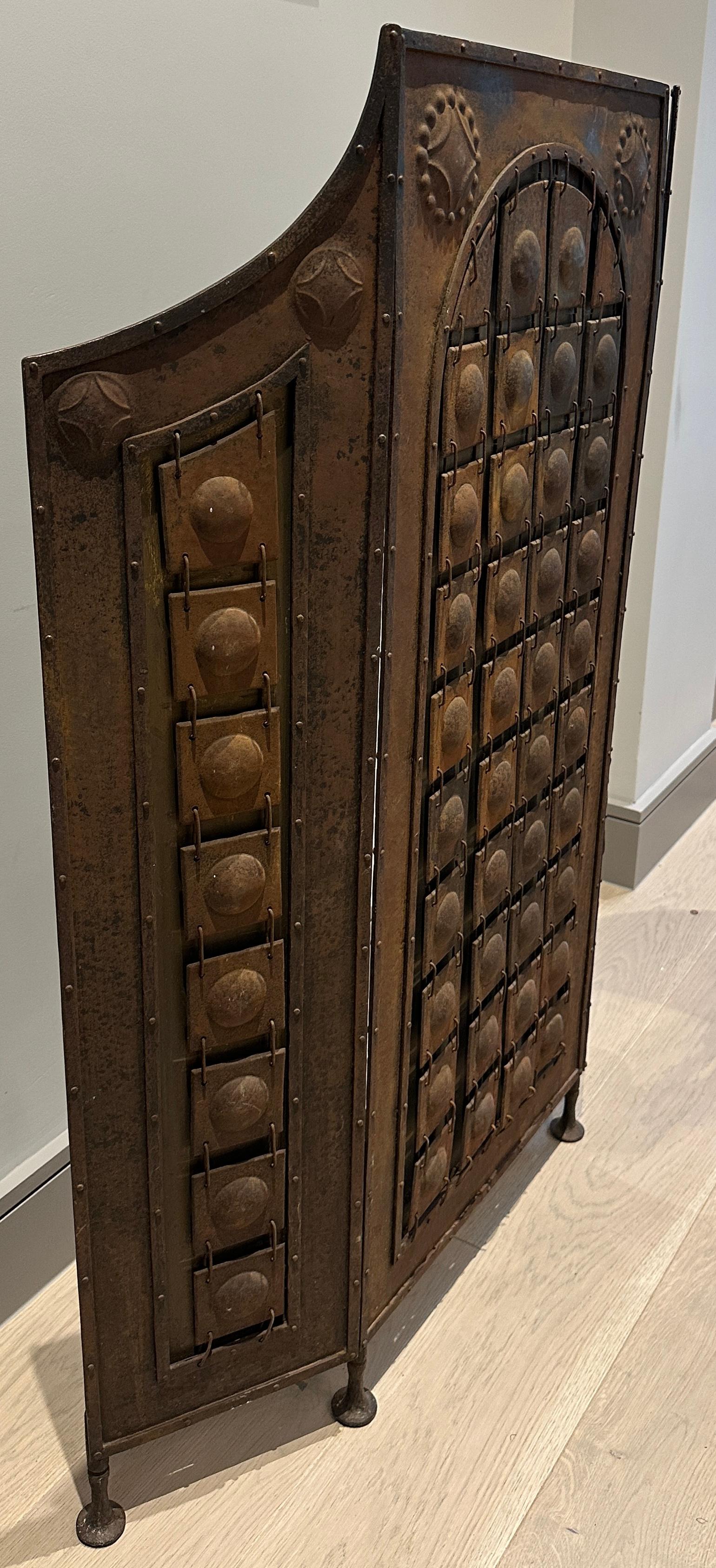 Parafuoco Decorative Crafts del 1910 circa Attribuito a Richard Riemerschmid in vendita 3