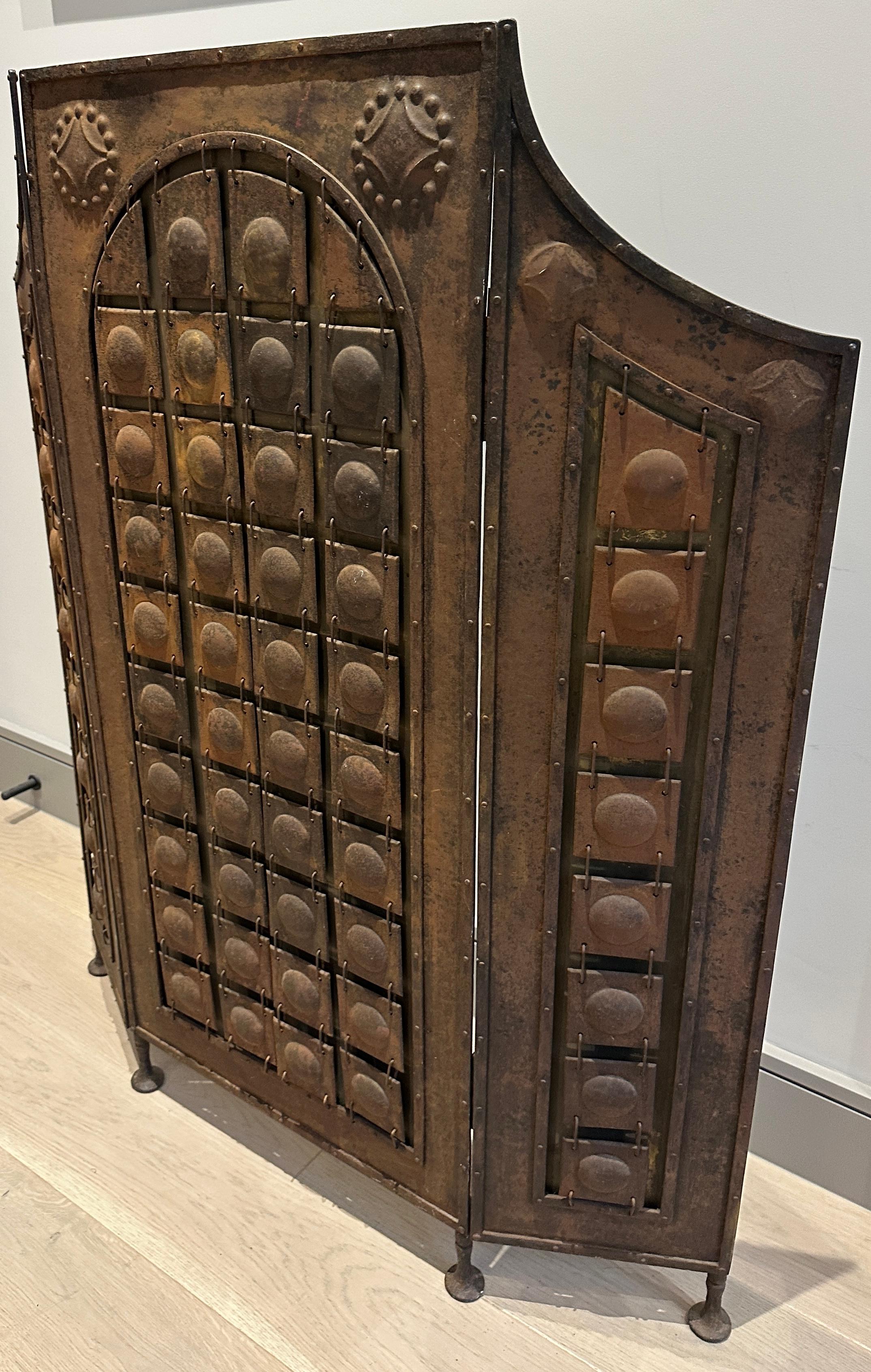 Parafuoco Decorative Crafts del 1910 circa Attribuito a Richard Riemerschmid in vendita 4