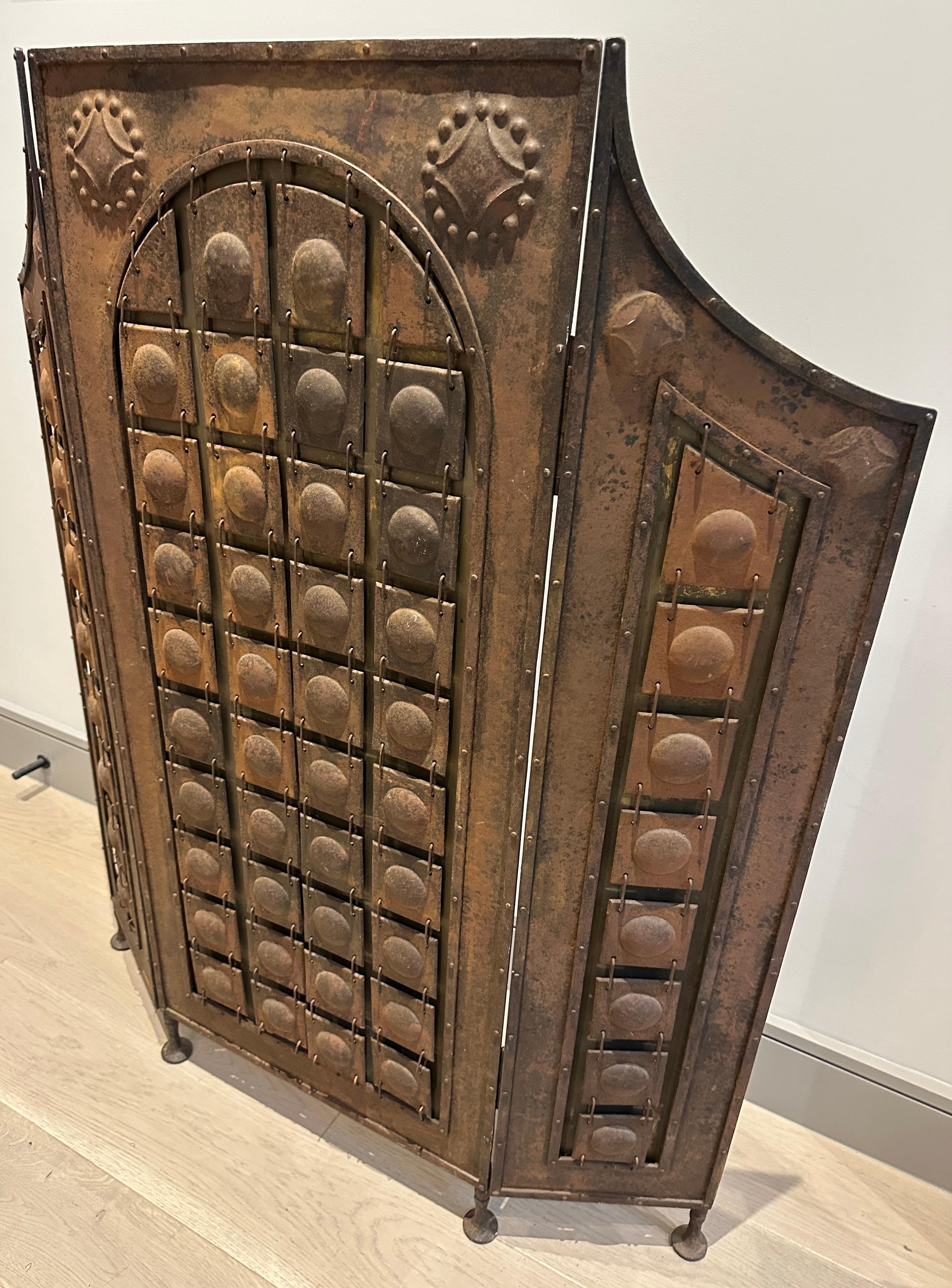 Parafuoco Decorative Crafts del 1910 circa Attribuito a Richard Riemerschmid in vendita 5