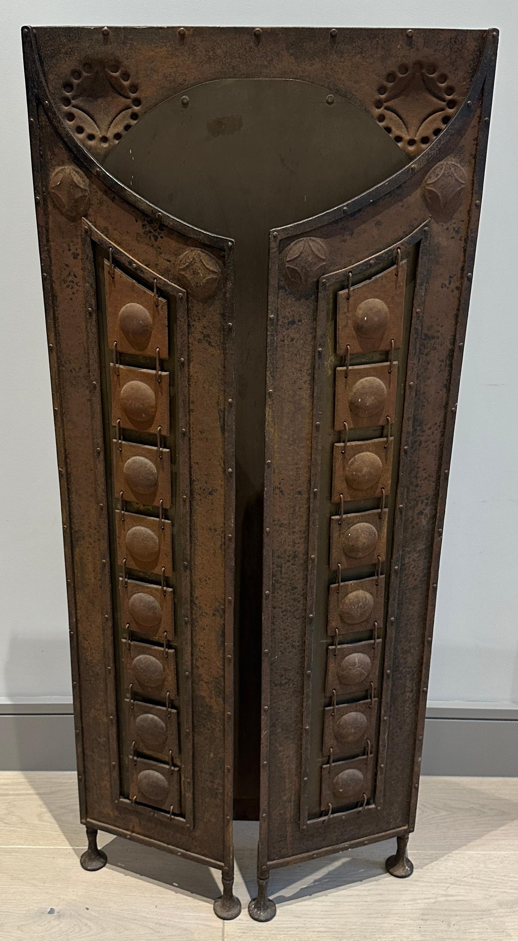 Parafuoco Decorative Crafts del 1910 circa Attribuito a Richard Riemerschmid in vendita 12