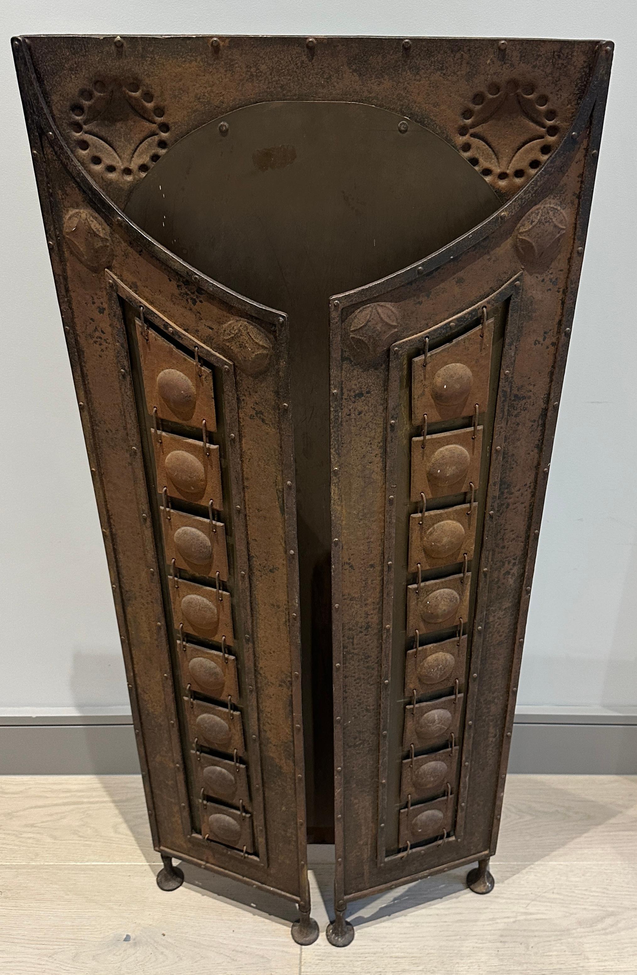 Parafuoco Decorative Crafts del 1910 circa Attribuito a Richard Riemerschmid in vendita 13