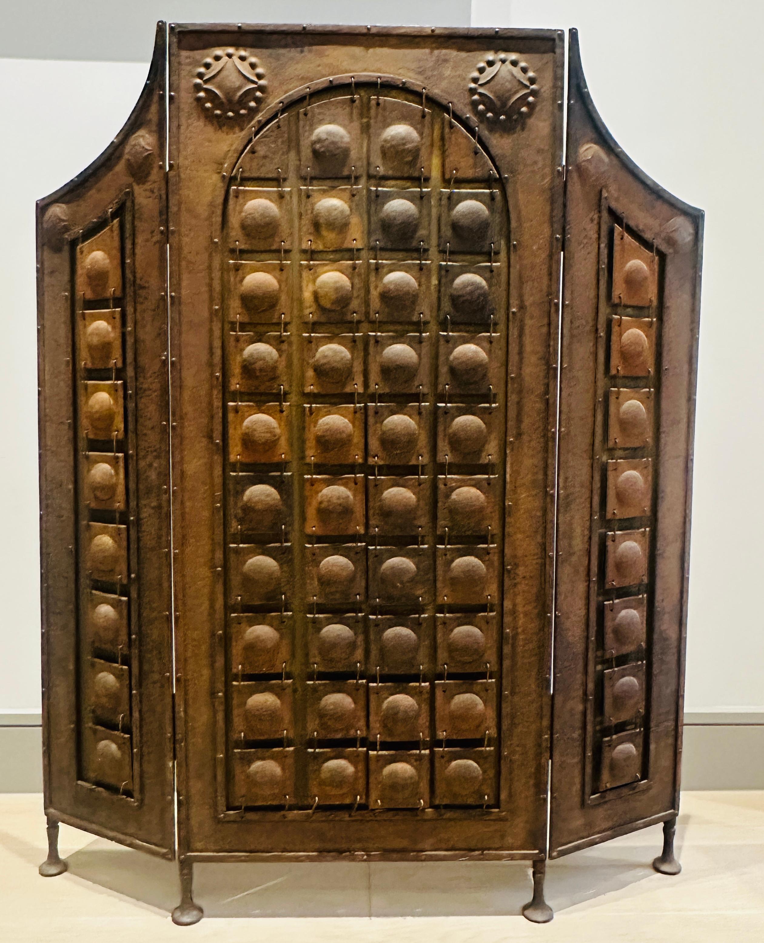 Arts and Crafts Parafuoco Decorative Crafts del 1910 circa Attribuito a Richard Riemerschmid in vendita